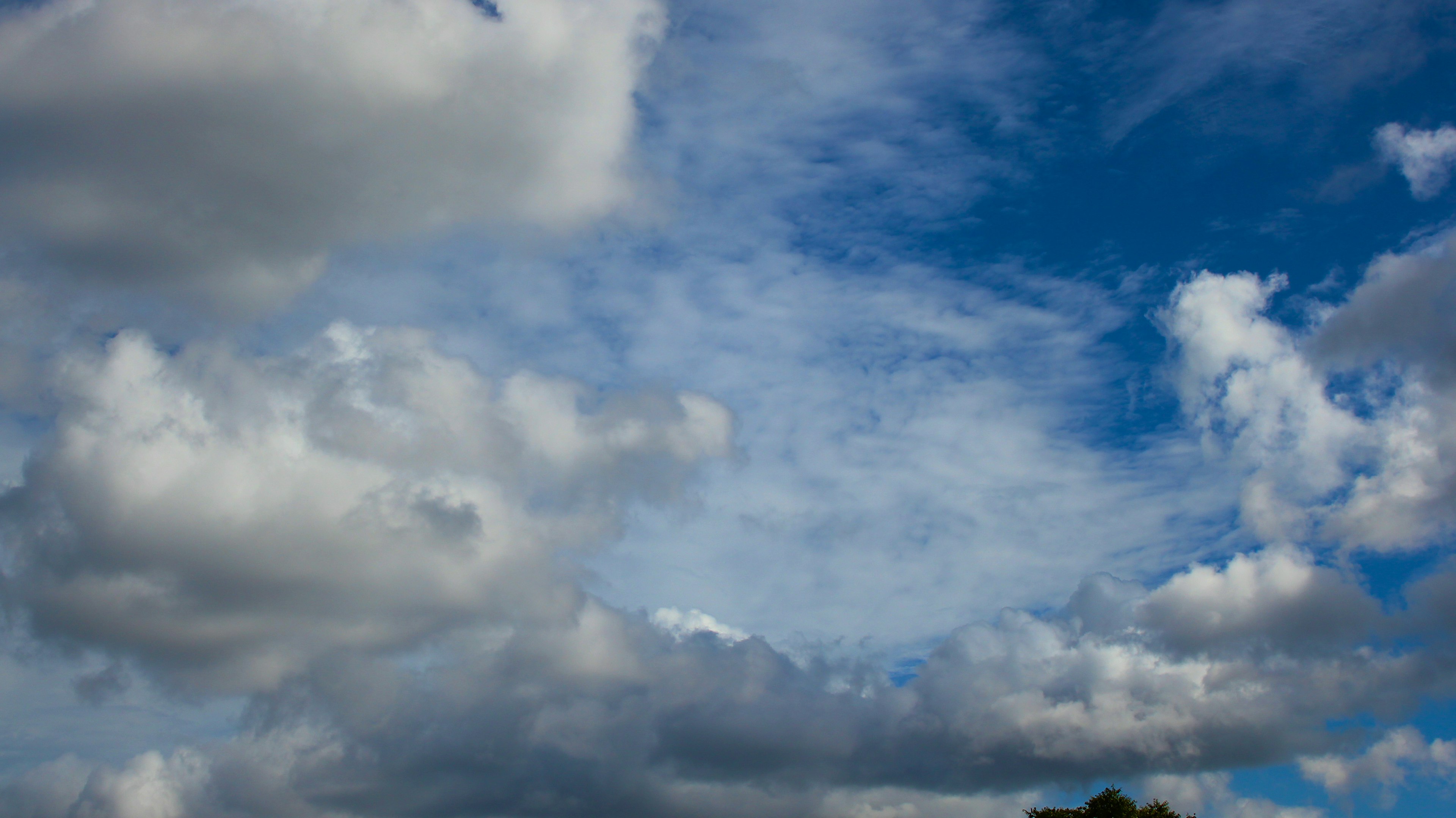 Wunderschöne Landschaft mit weißen Wolken, die in einem blauen Himmel schweben