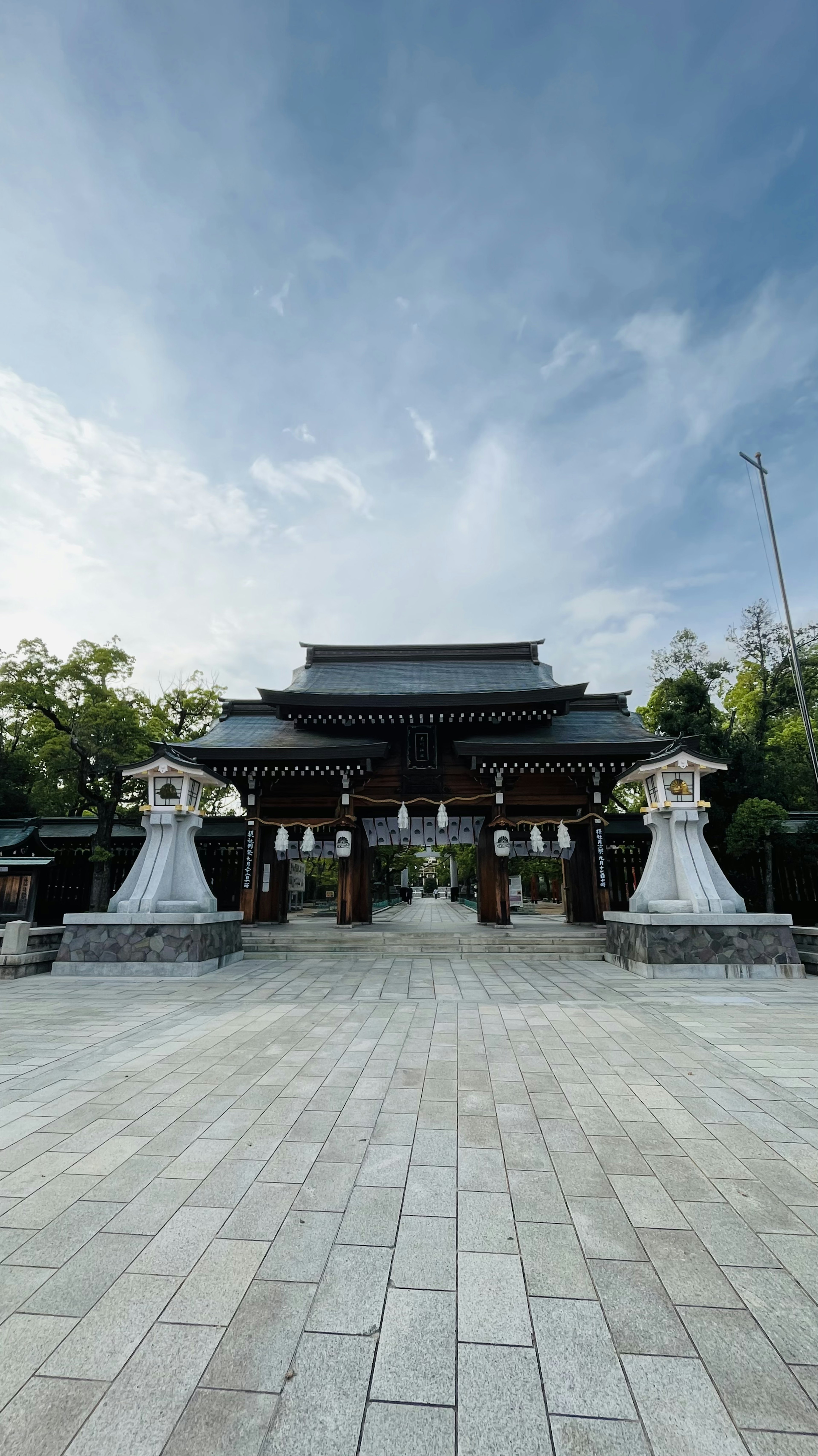 美麗的神社門和廣場景觀藍天和白雲