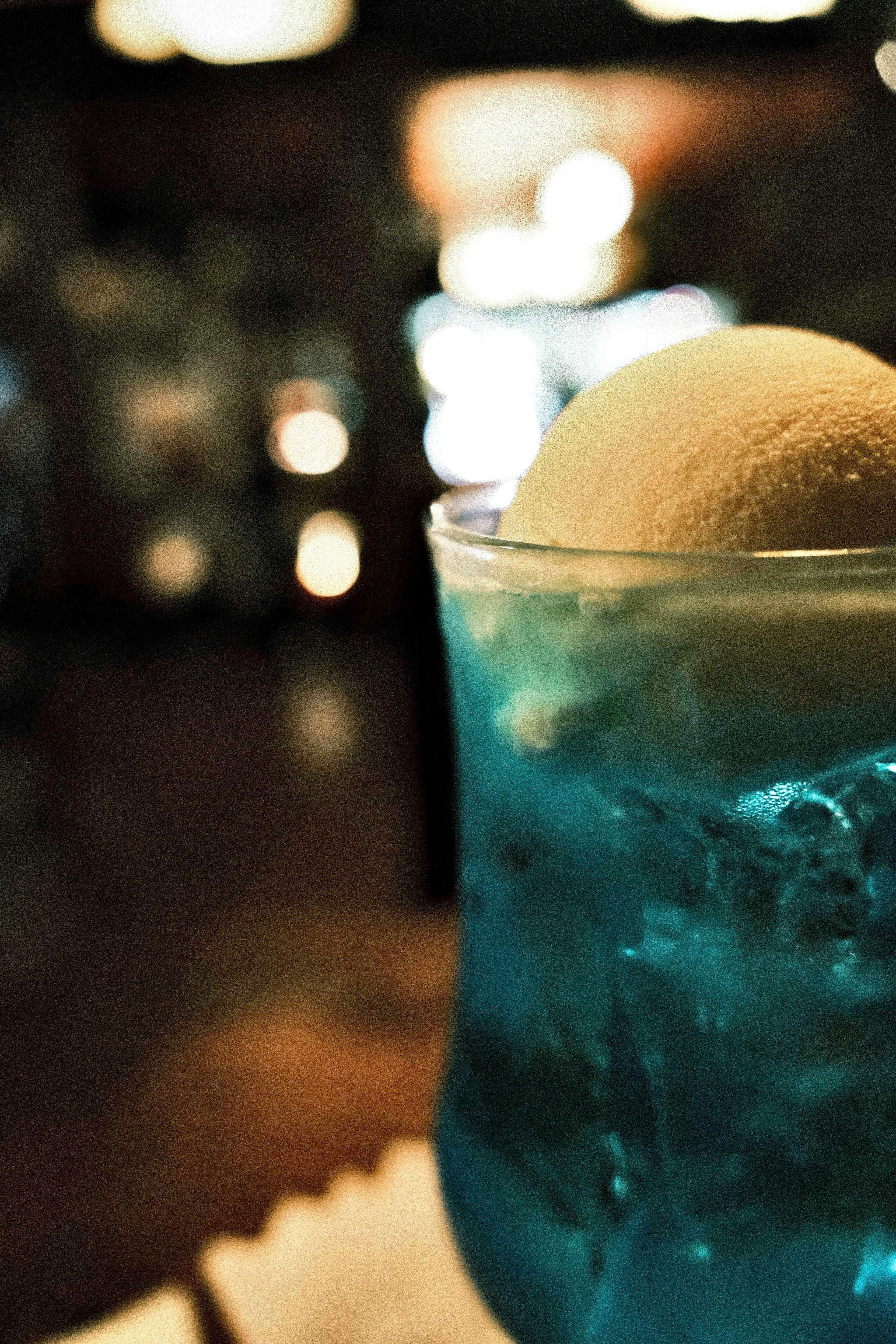 Una bebida azul con una bola de helado encima