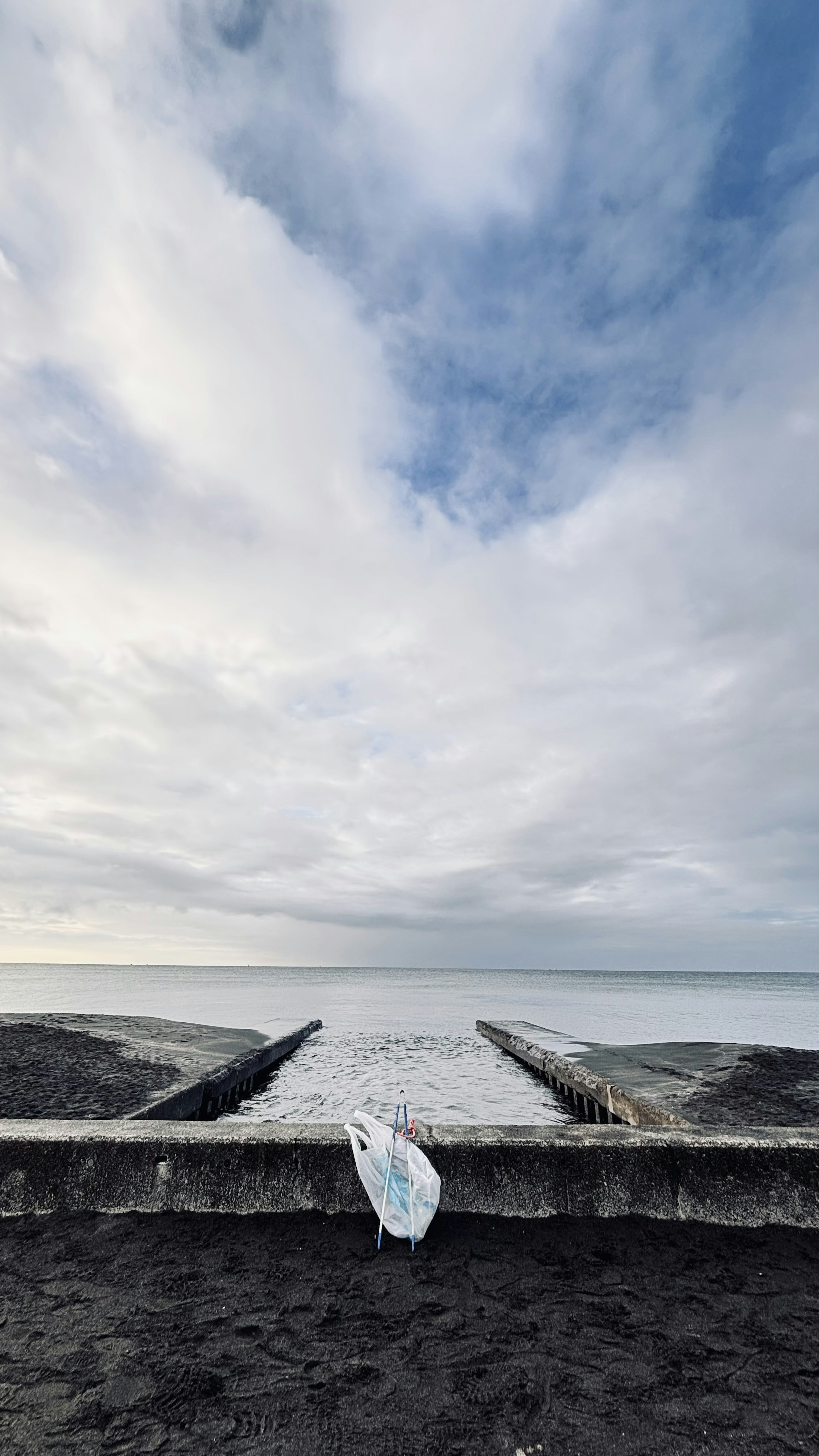 海と空の青が広がる静かなビーチの風景