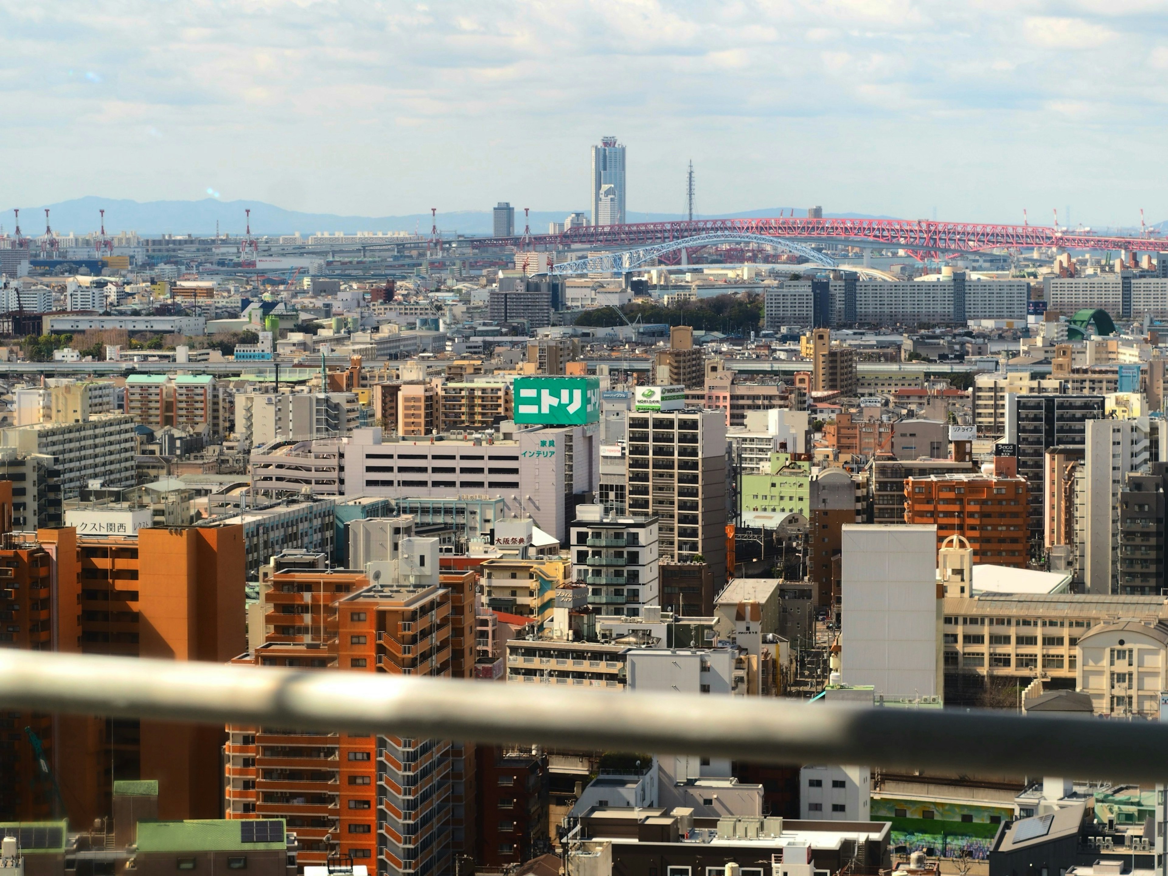 城市天际线，包含高楼和一座桥