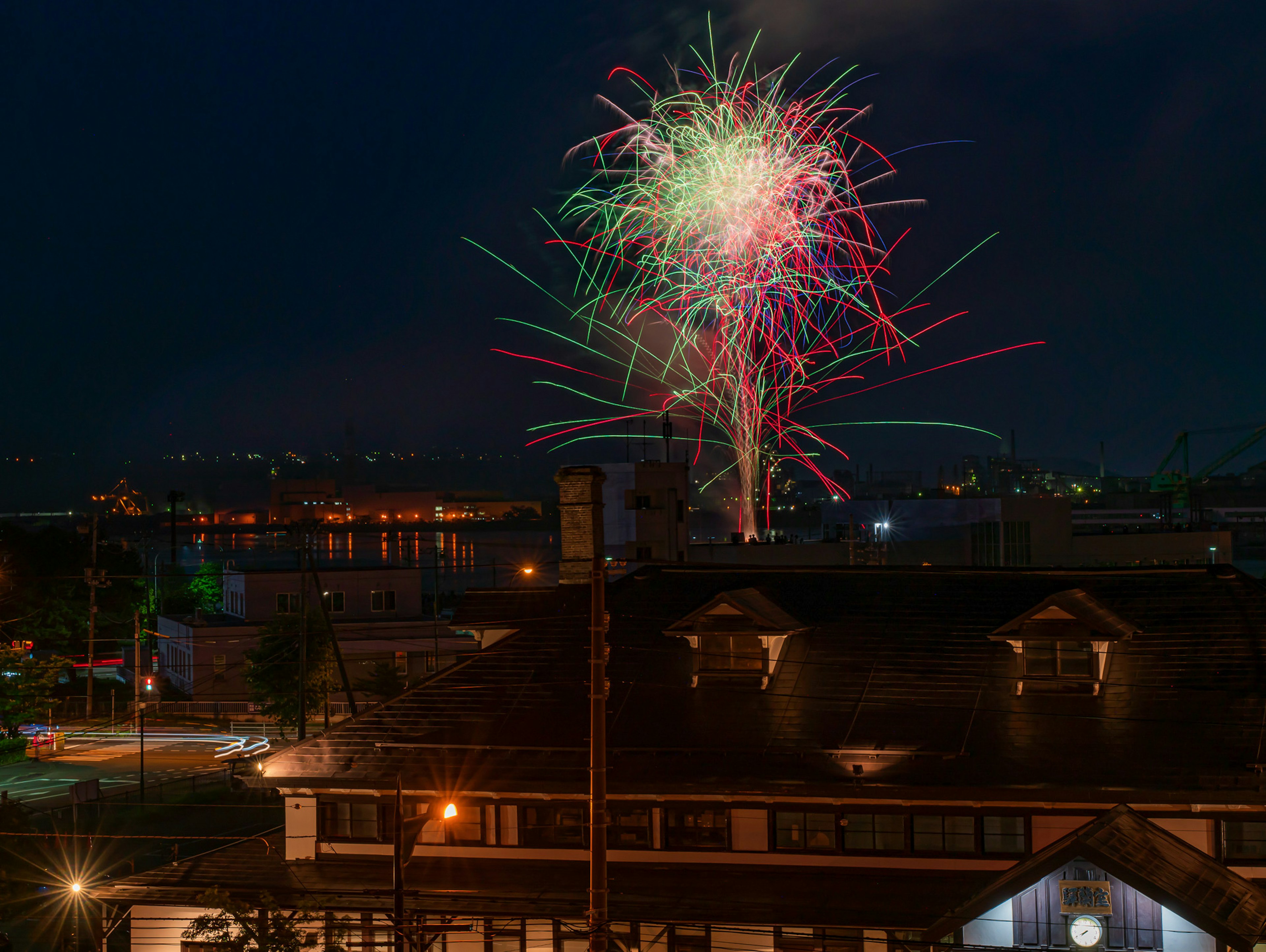 夜空に輝く花火が色とりどりに広がる風景