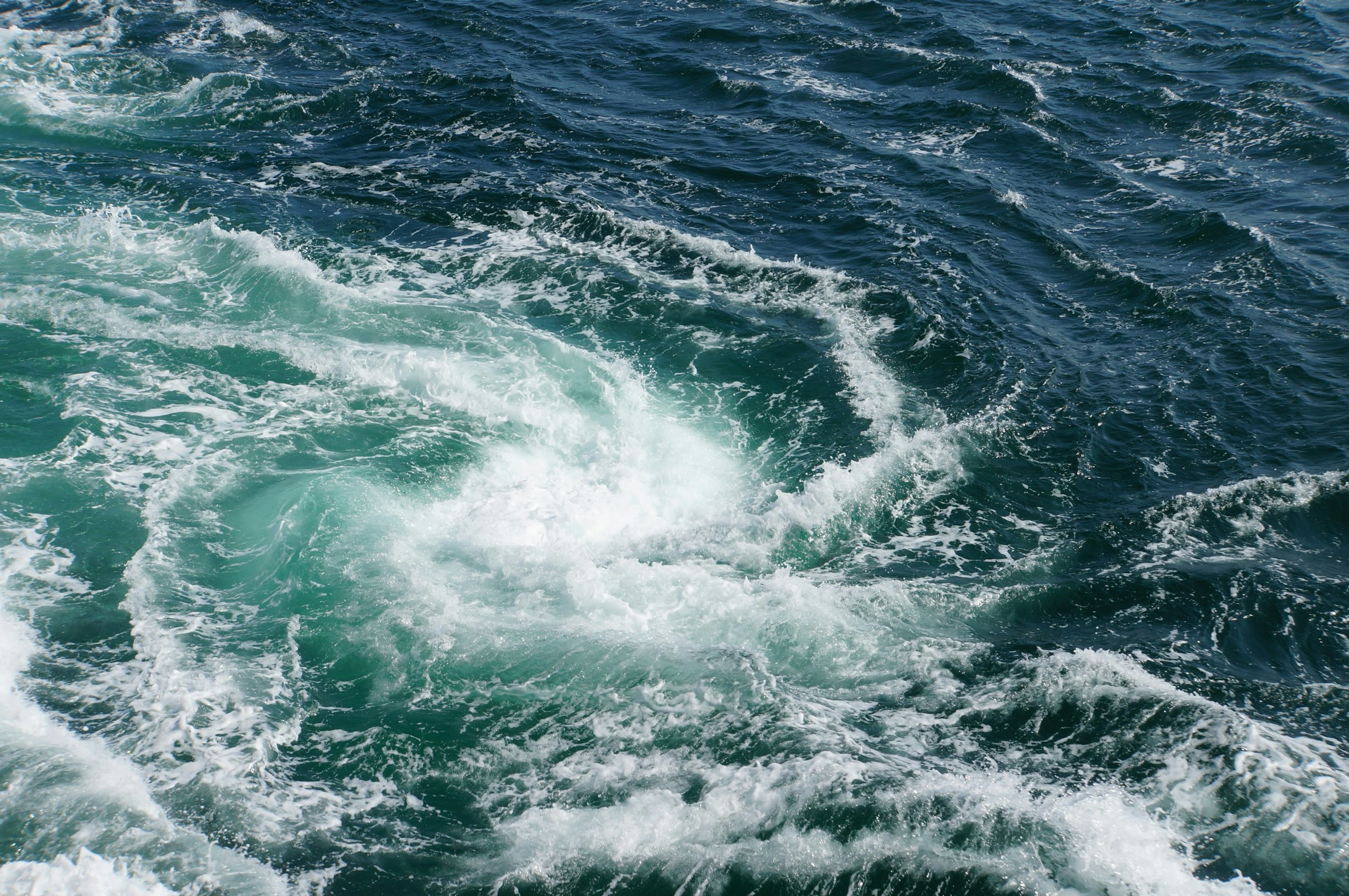 Superficie de agua en remolino con matices de azul y verde