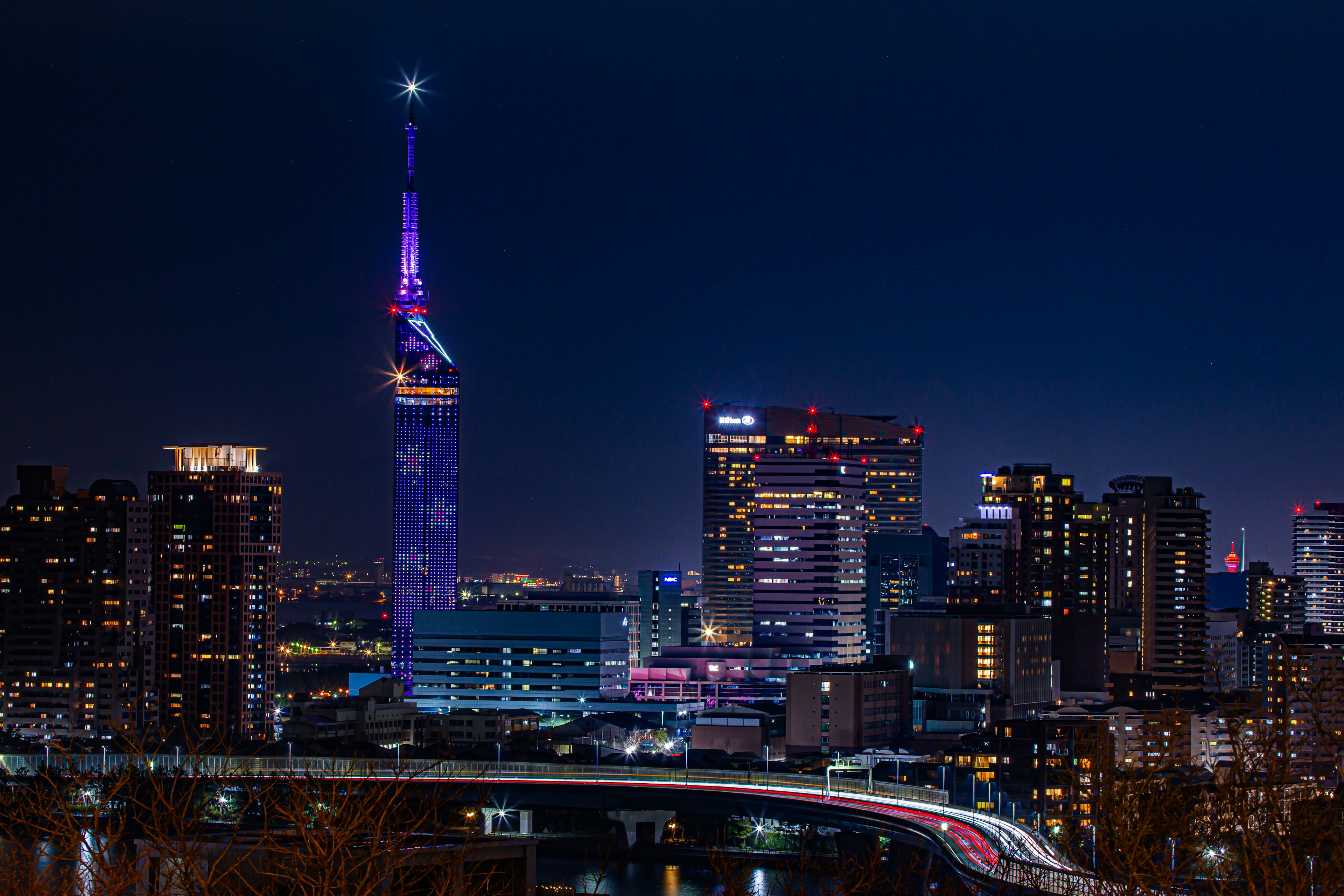 Vista notturna del Tokyo Skytree illuminato in un paesaggio urbano