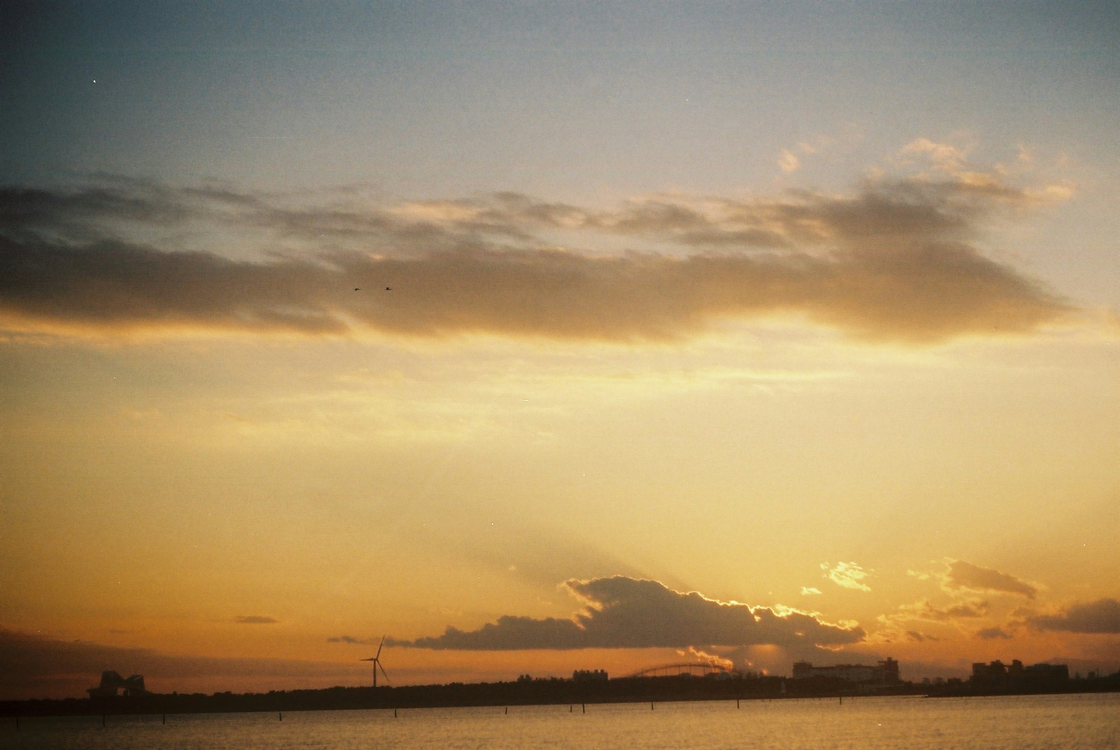 夕焼けの空と静かな海の風景