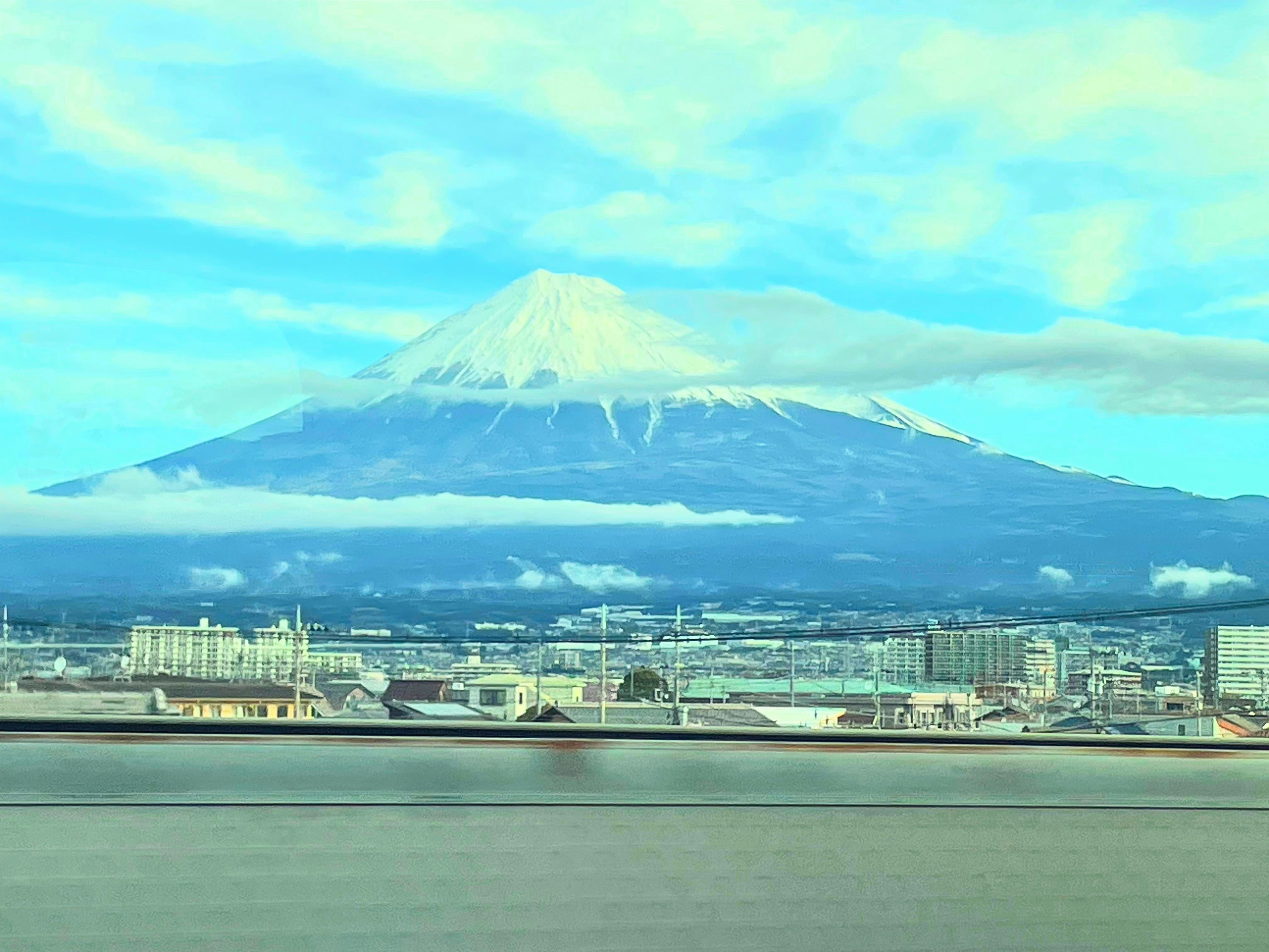 美しい富士山の風景青空と雲の下で