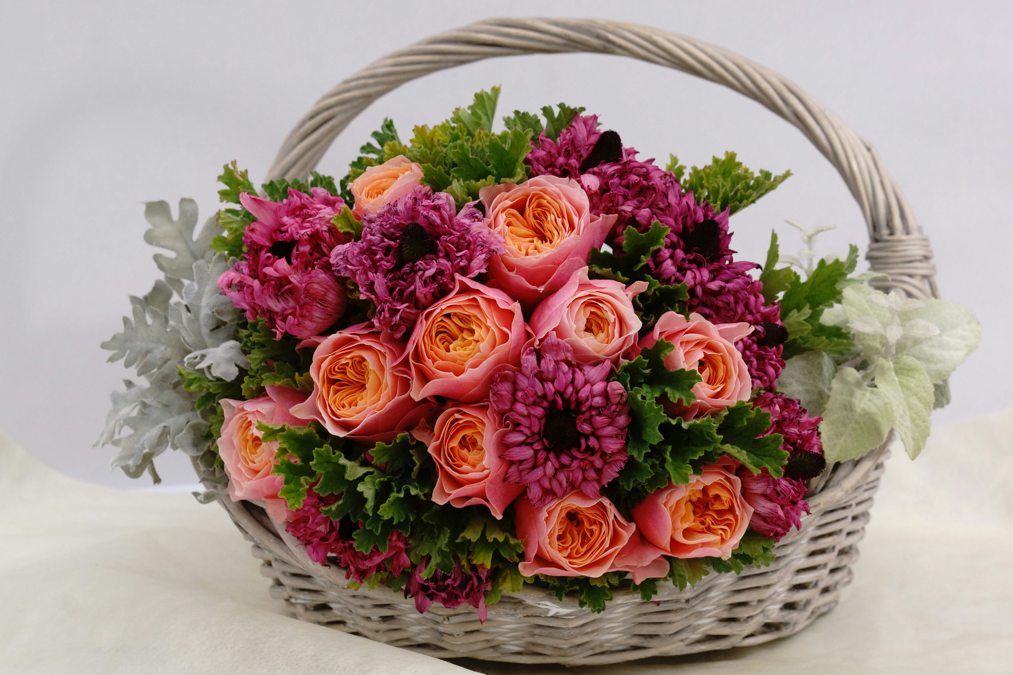 Un panier rempli de fleurs roses et violettes