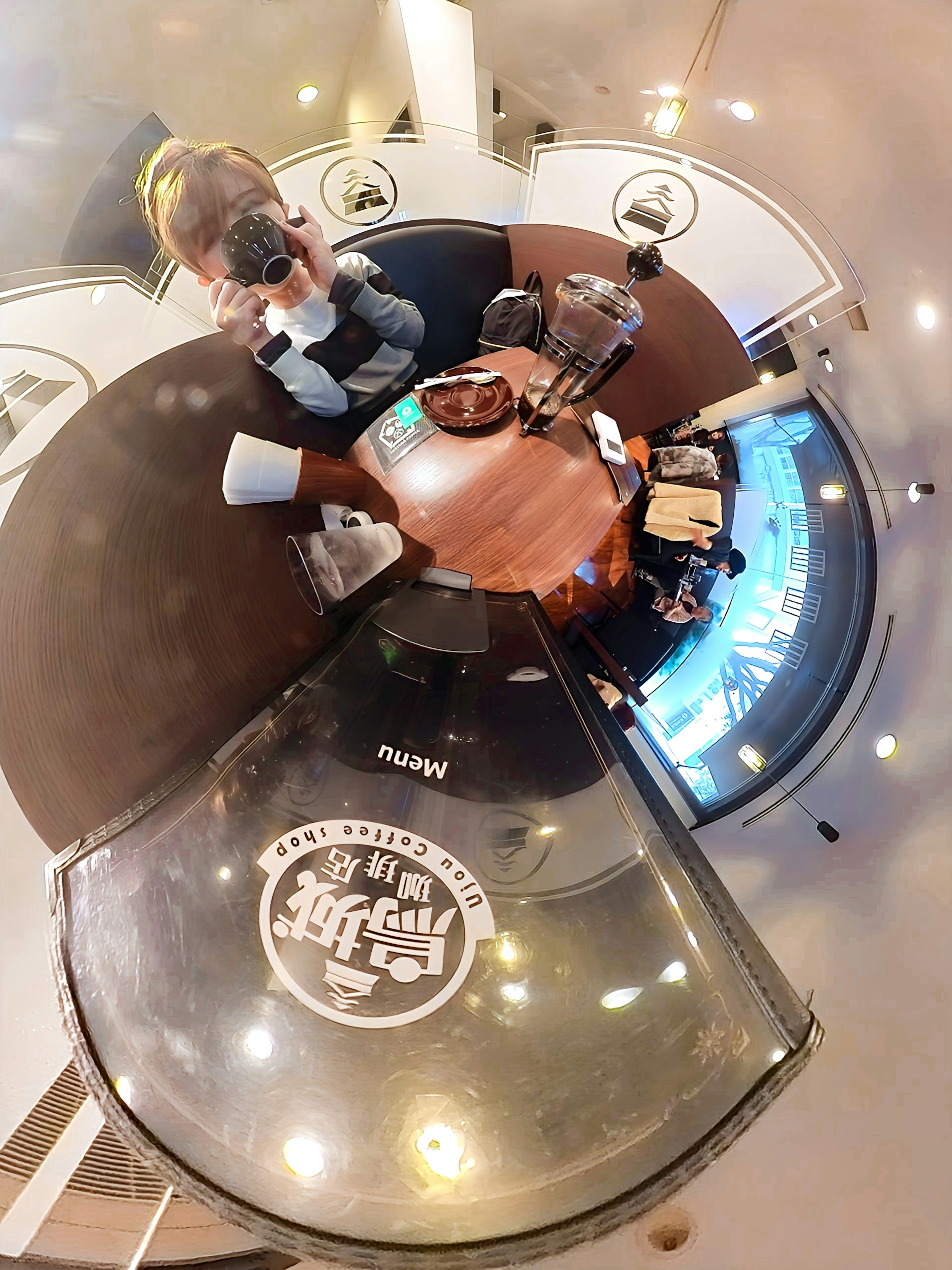 Vista panoramica a 360 gradi di un tavolo da caffè con caffè e vari oggetti