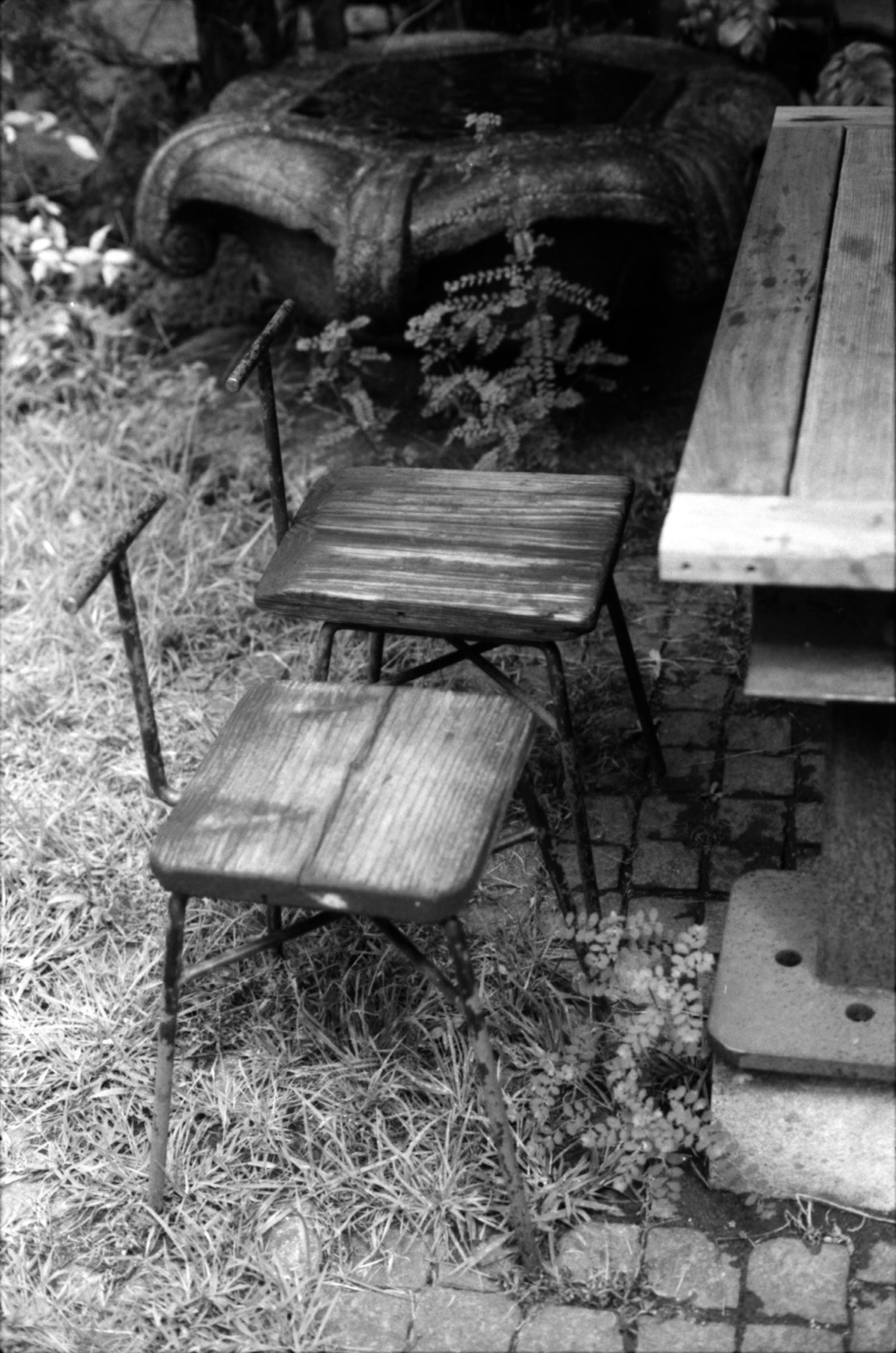 Sillas y mesa de madera en un entorno al aire libre