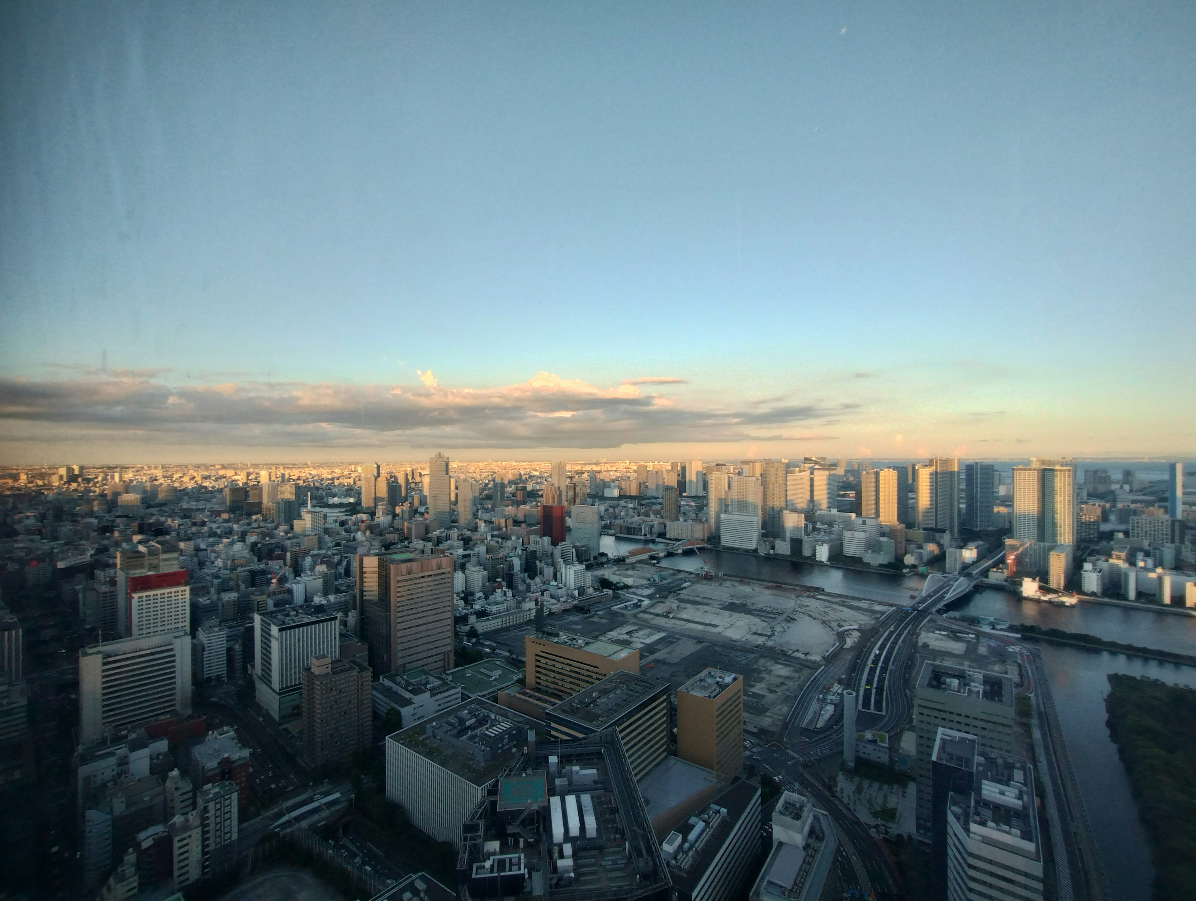 東京の高層ビルと河川の広がるパノラマ景観