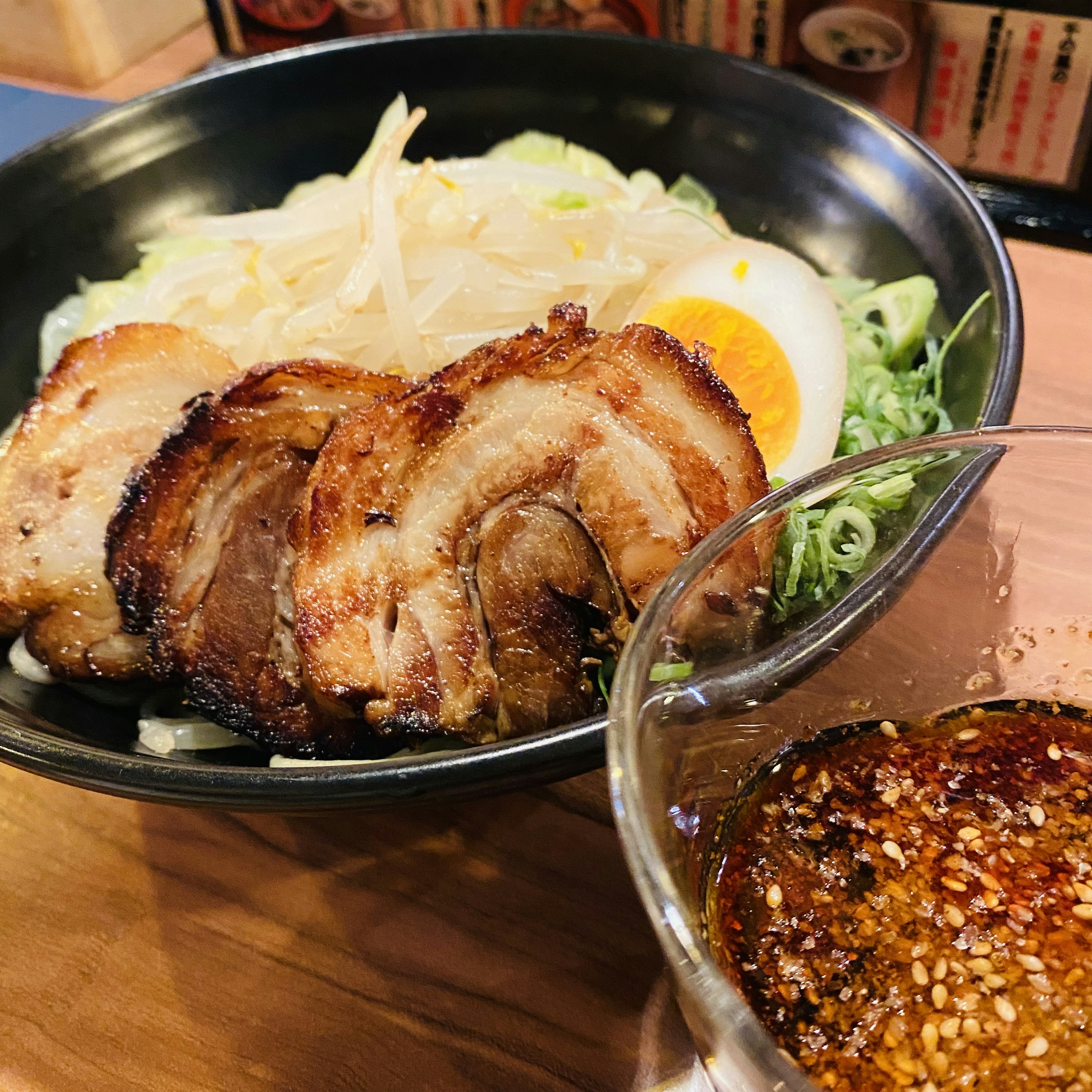 Ramen chashu presentato con uovo alla coque e verdure