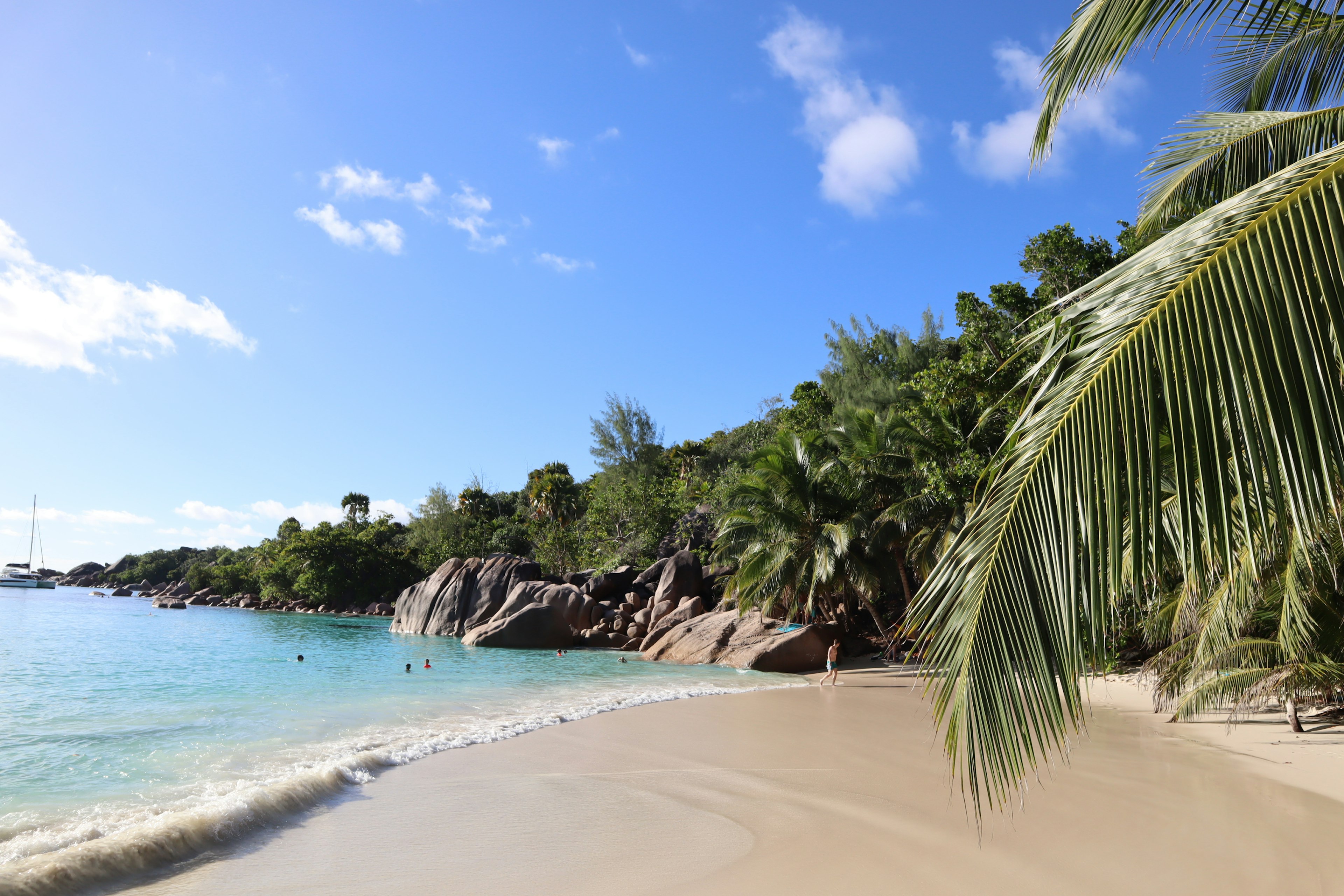 Schöne Strandansicht mit blauem Ozean und weißem Sand