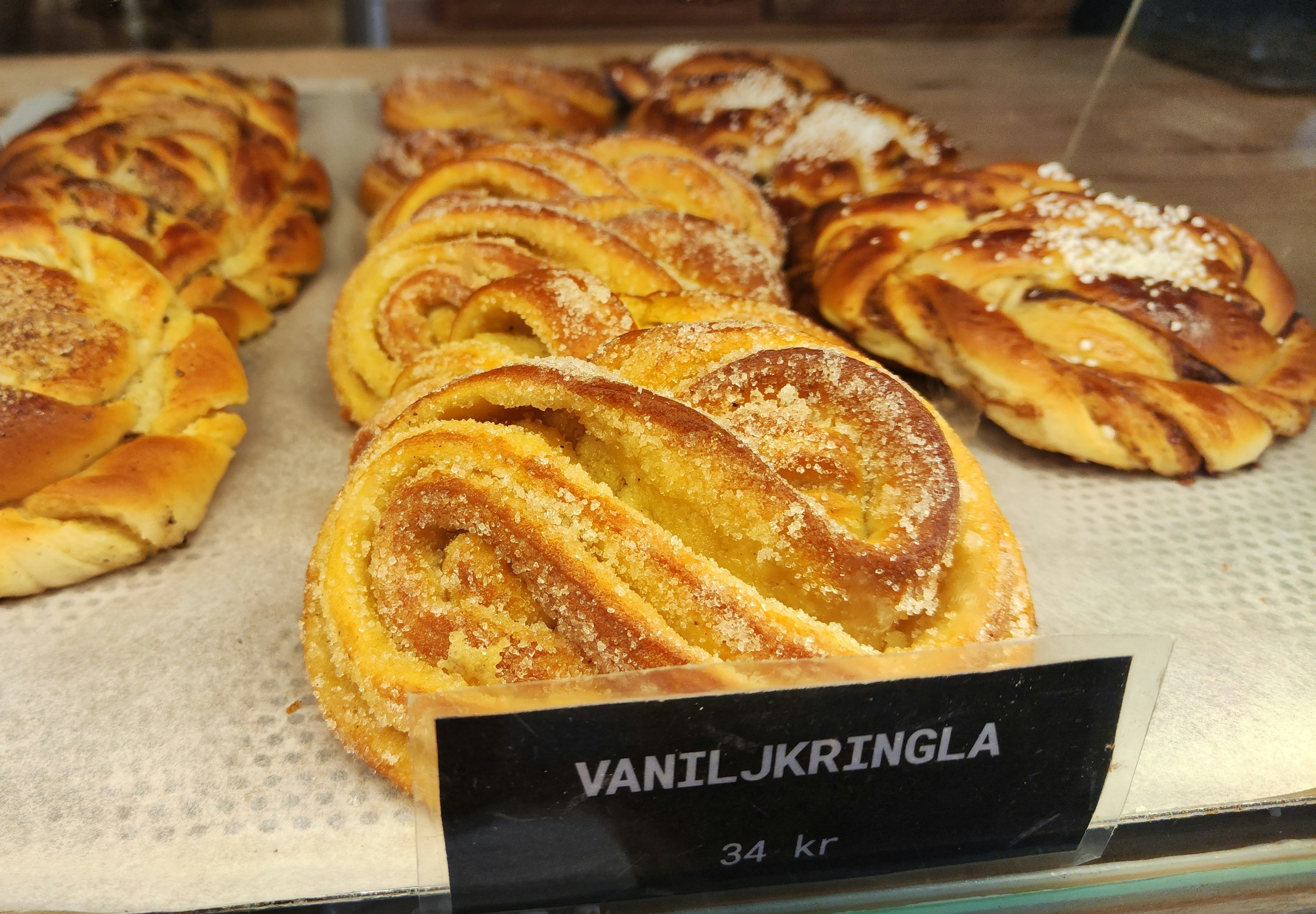 Display case with sweet vanilla kringla pastries arranged neatly