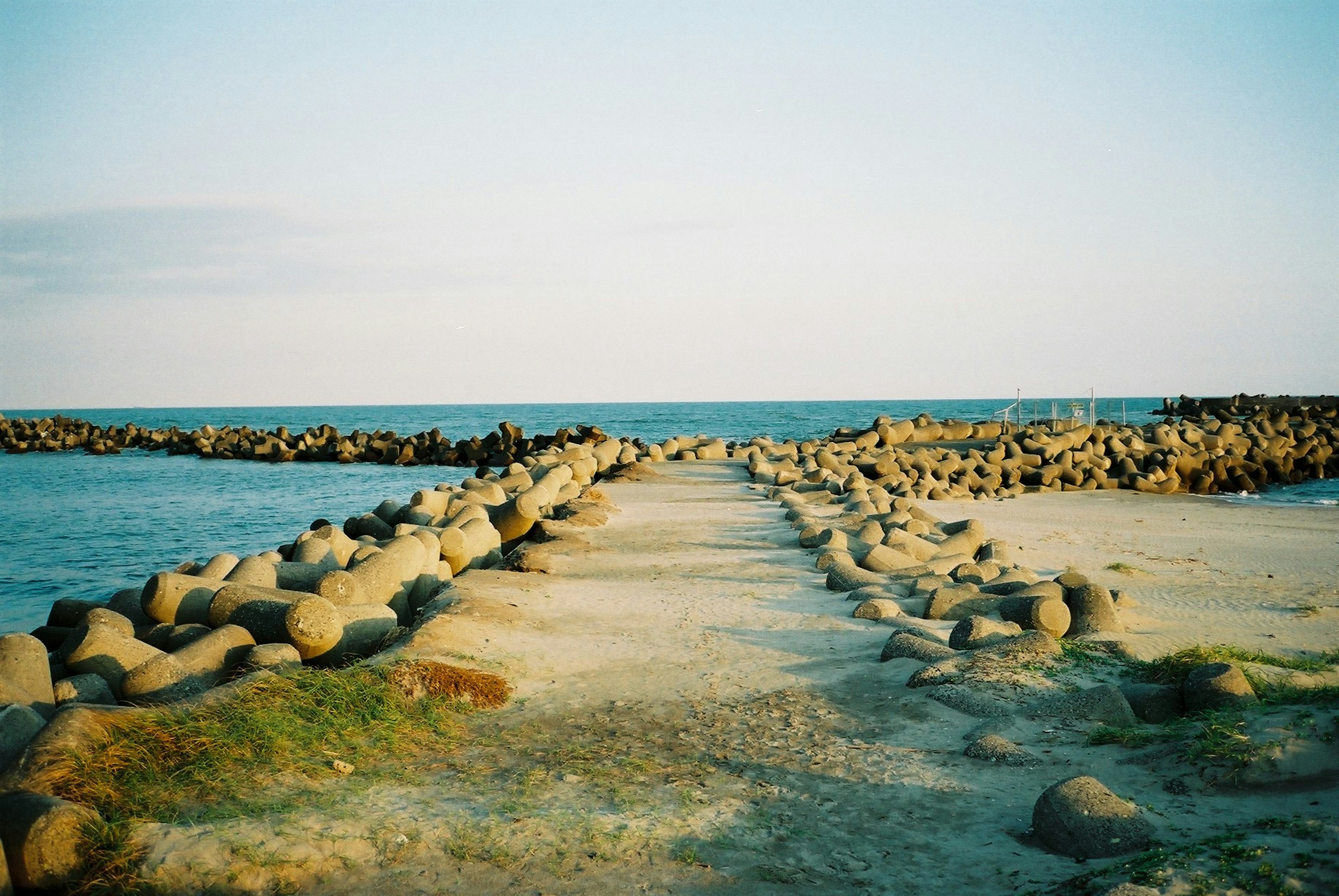 Ein ruhiger Weg, der zu einem Hafen mit Blick auf das ruhige Meer führt