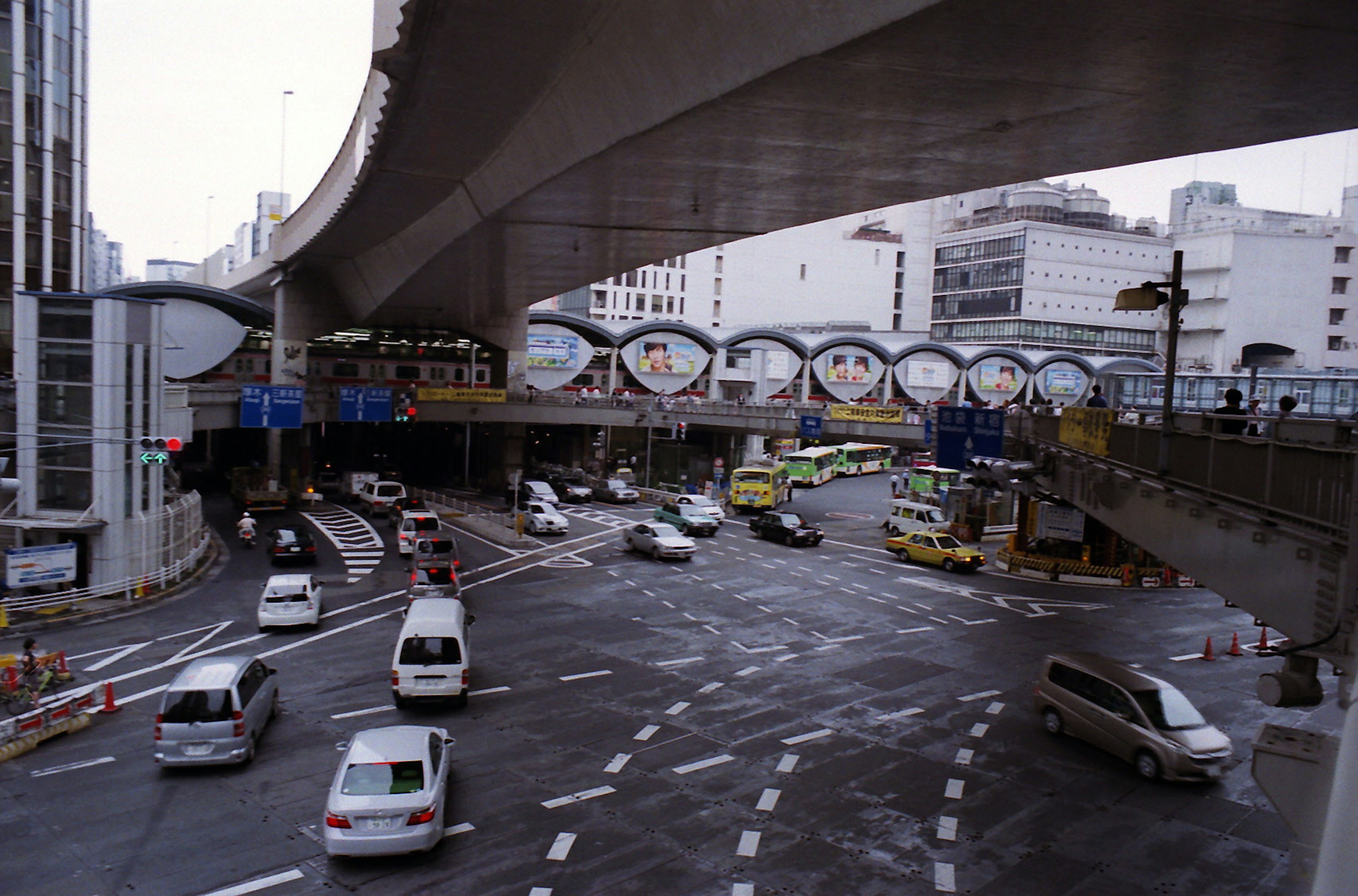 繁忙的城市交叉口，有車輛和高架道路