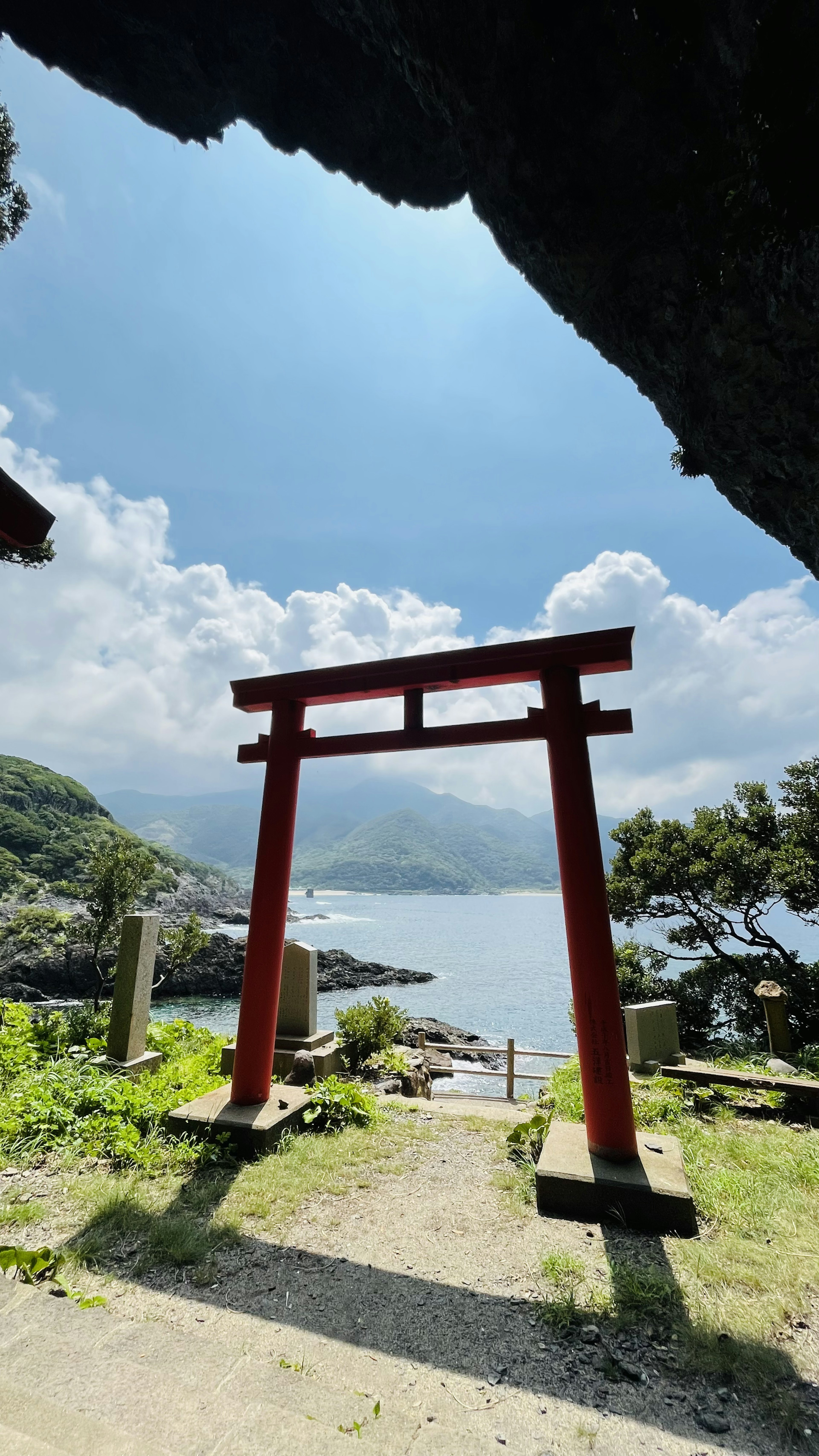 蓝天和大海背景下的红色鸟居风景