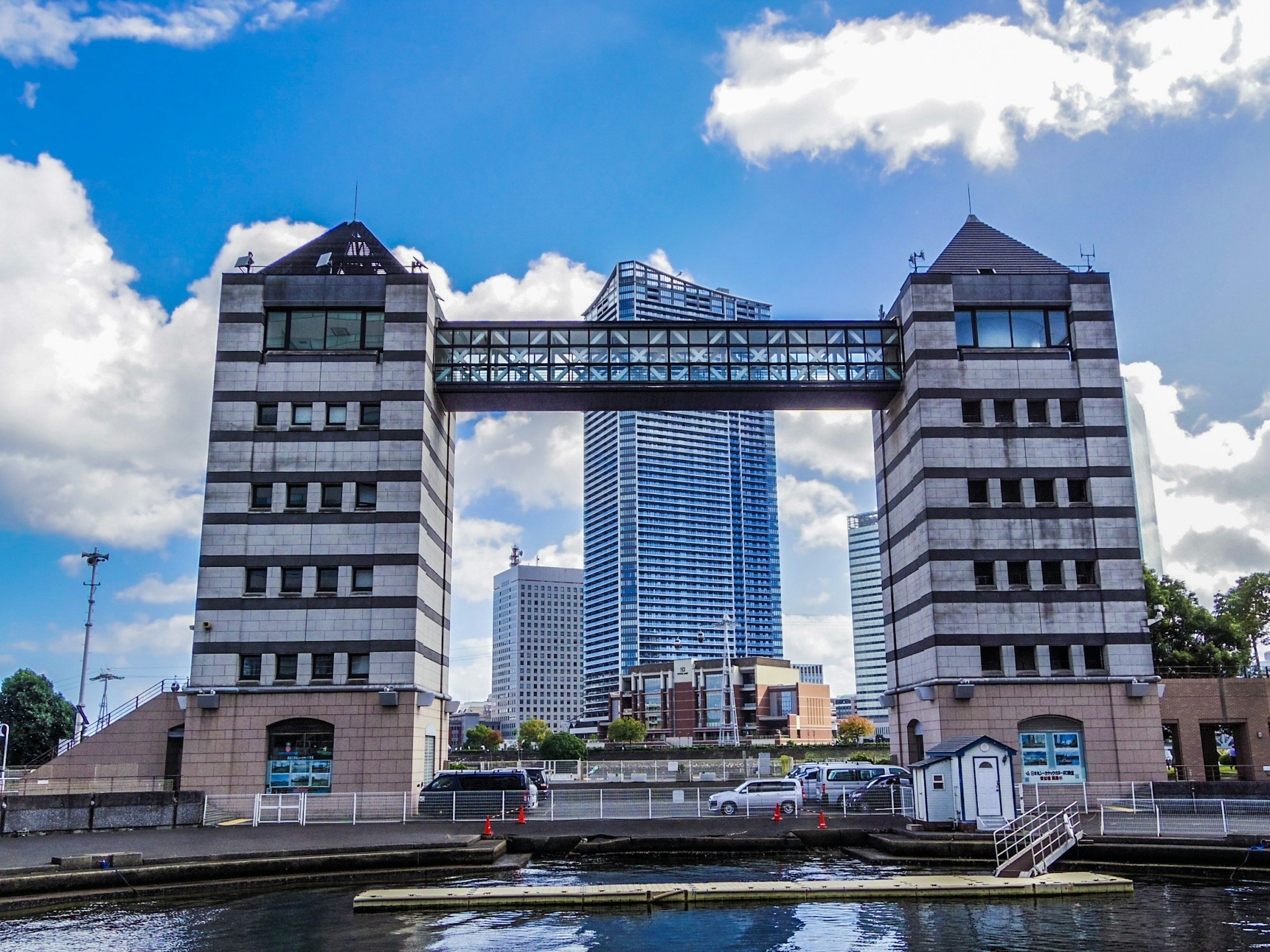 Edifici moderni lungo un fiume con un grattacielo sullo sfondo