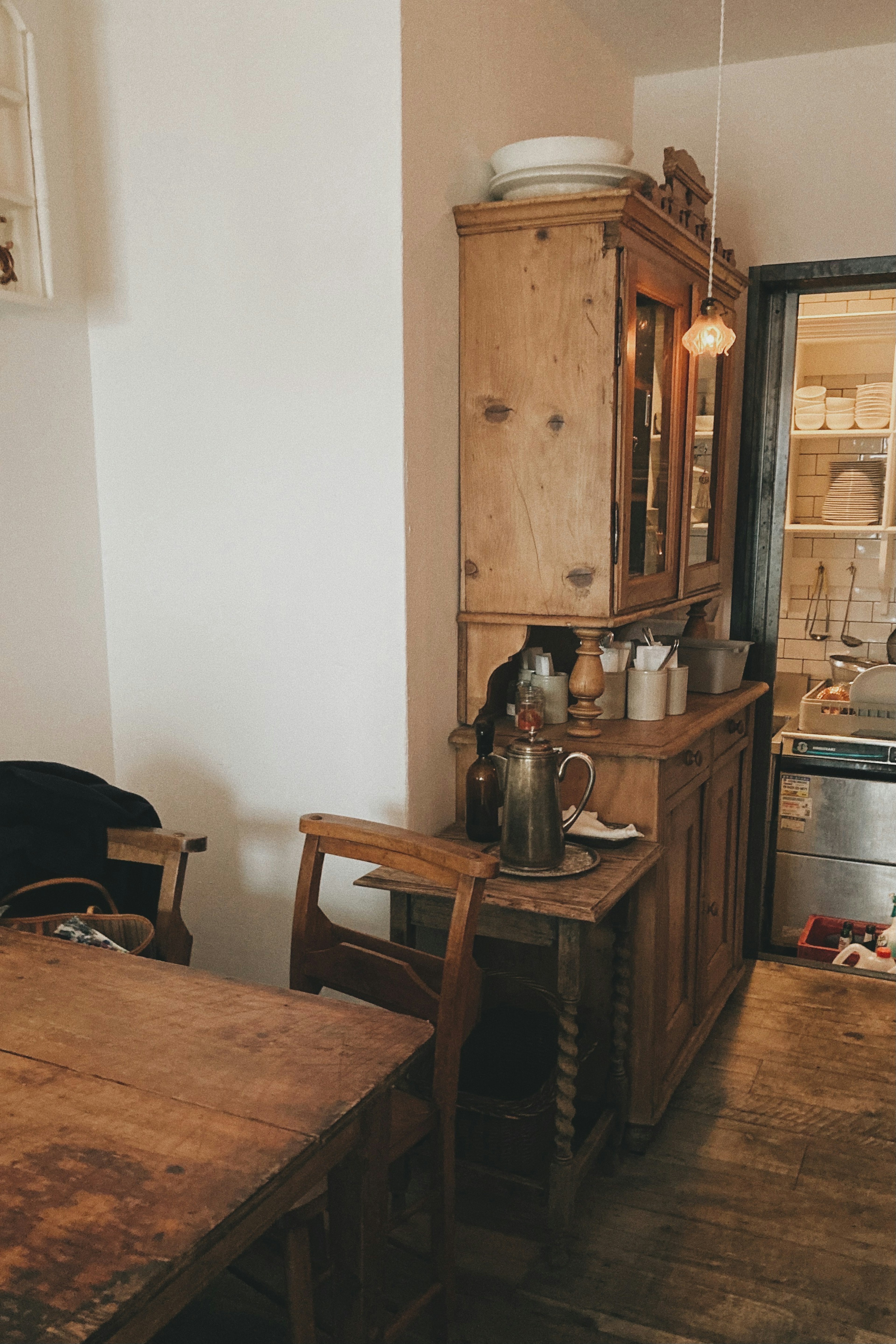 Espace de salle à manger confortable avec des meubles en bois et une table