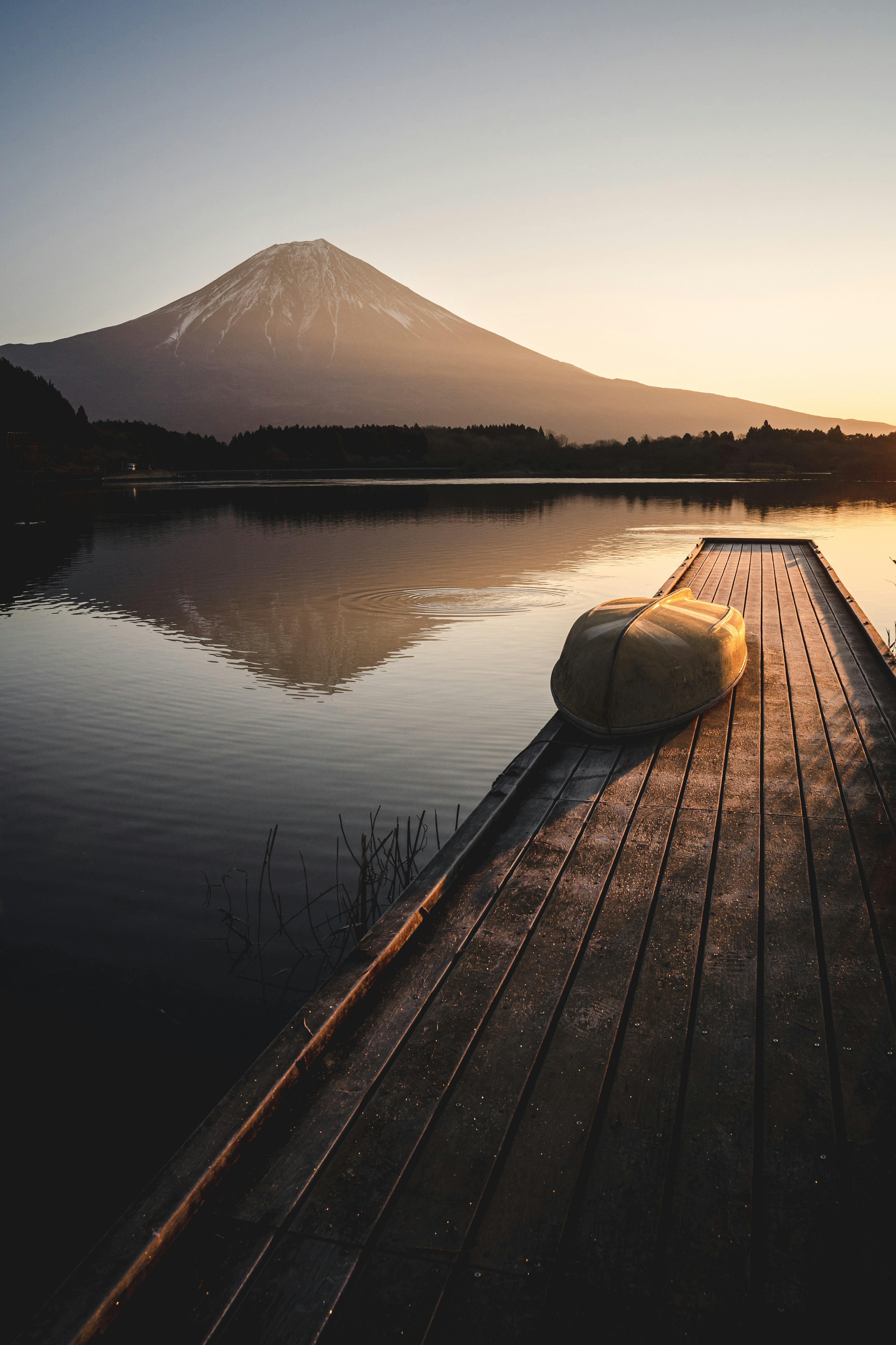 美しい富士山の夕焼けの景色と静かな湖面