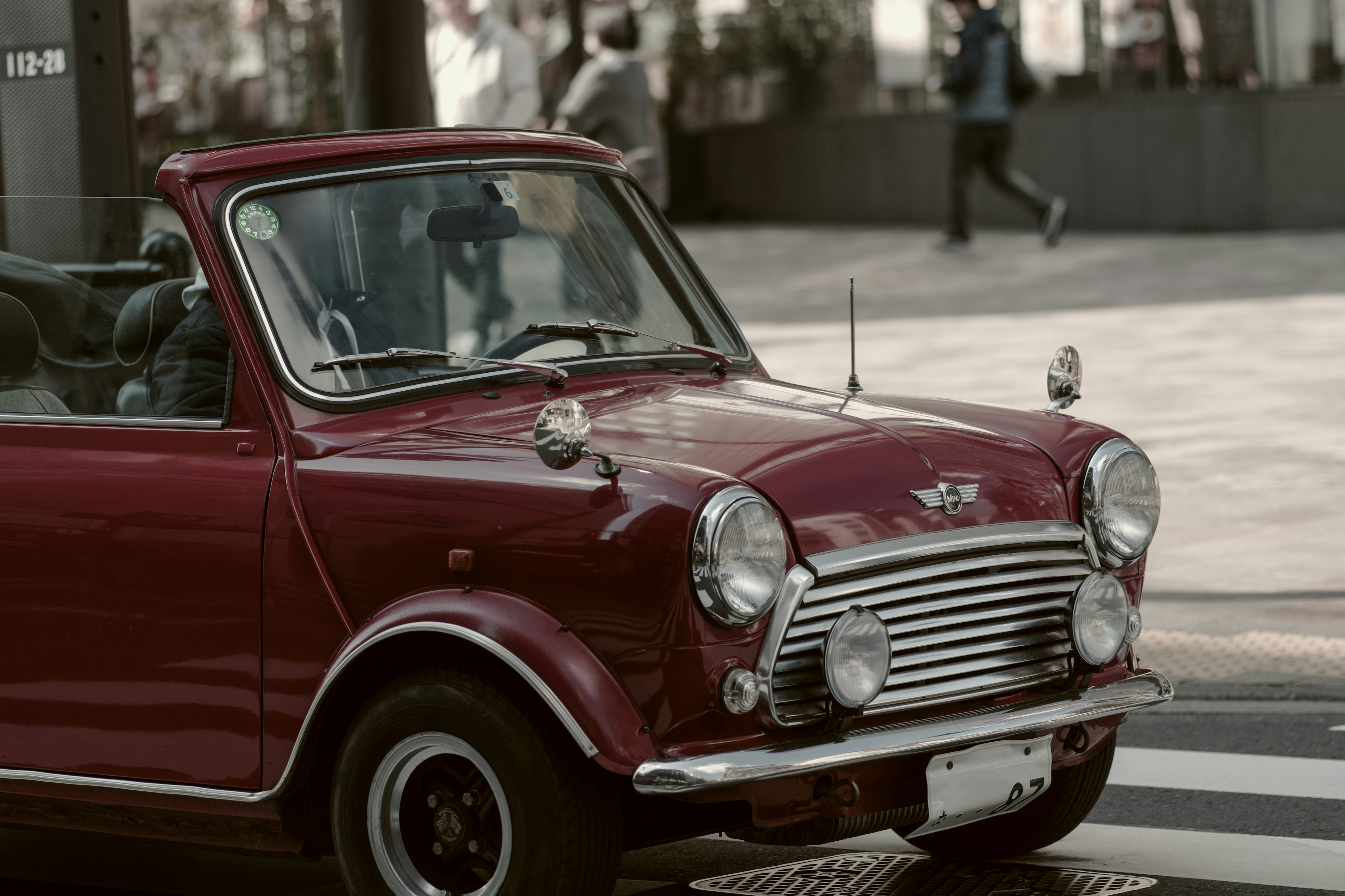 Mini Cooper rojo estacionado en una esquina de la calle