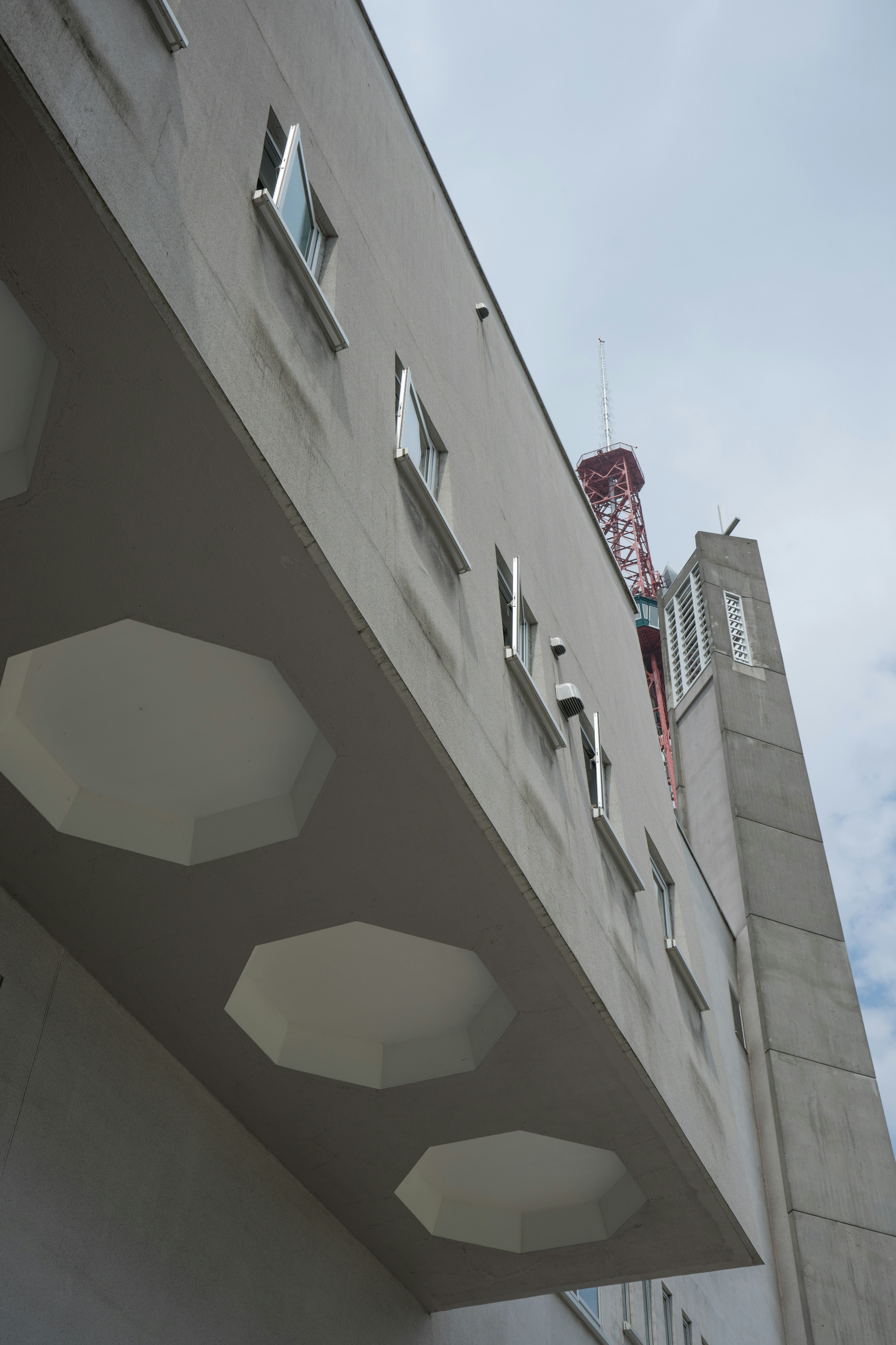 Edificio con exterior blanco y ventanas octagonales