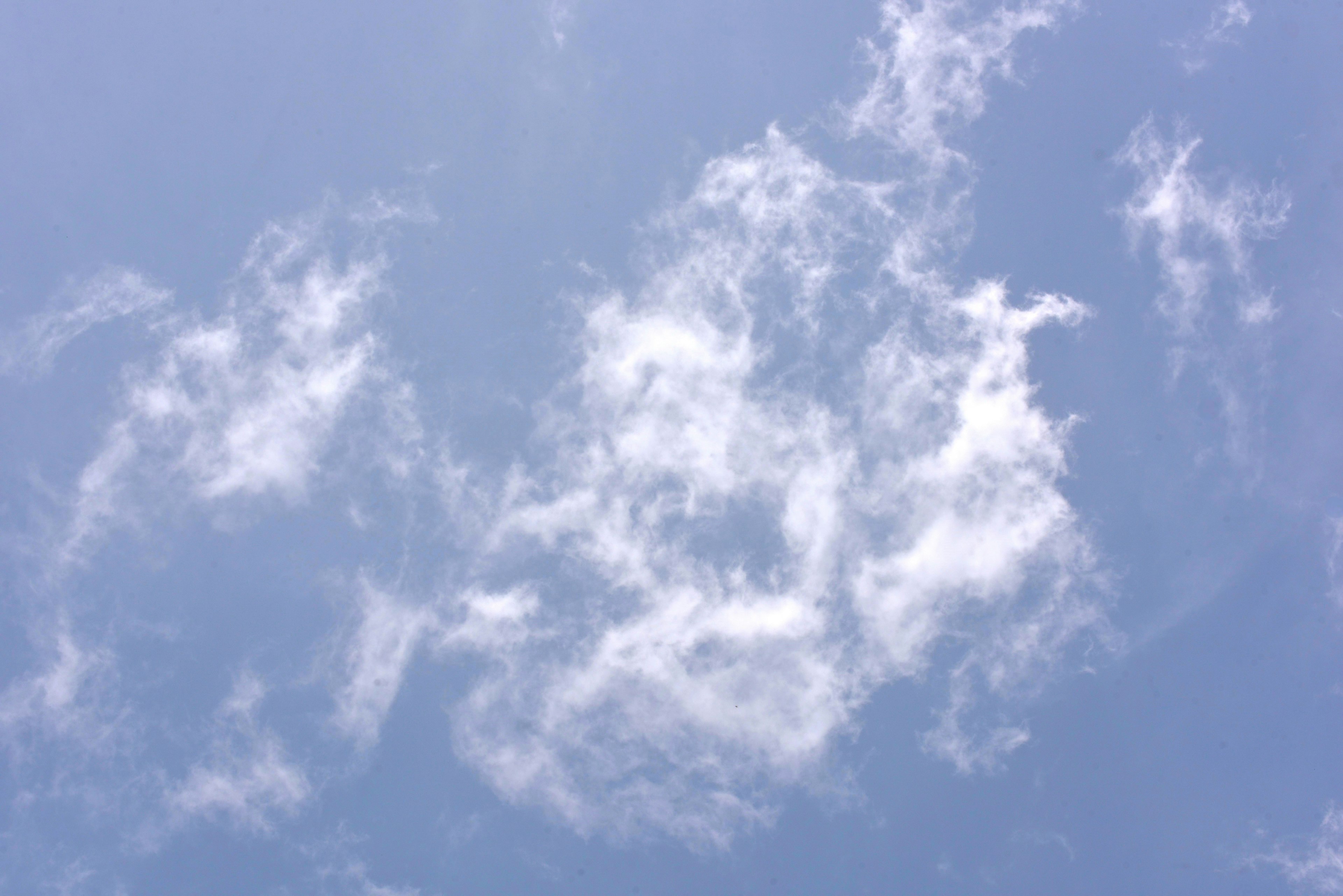 Nubes blancas flotando en un cielo azul