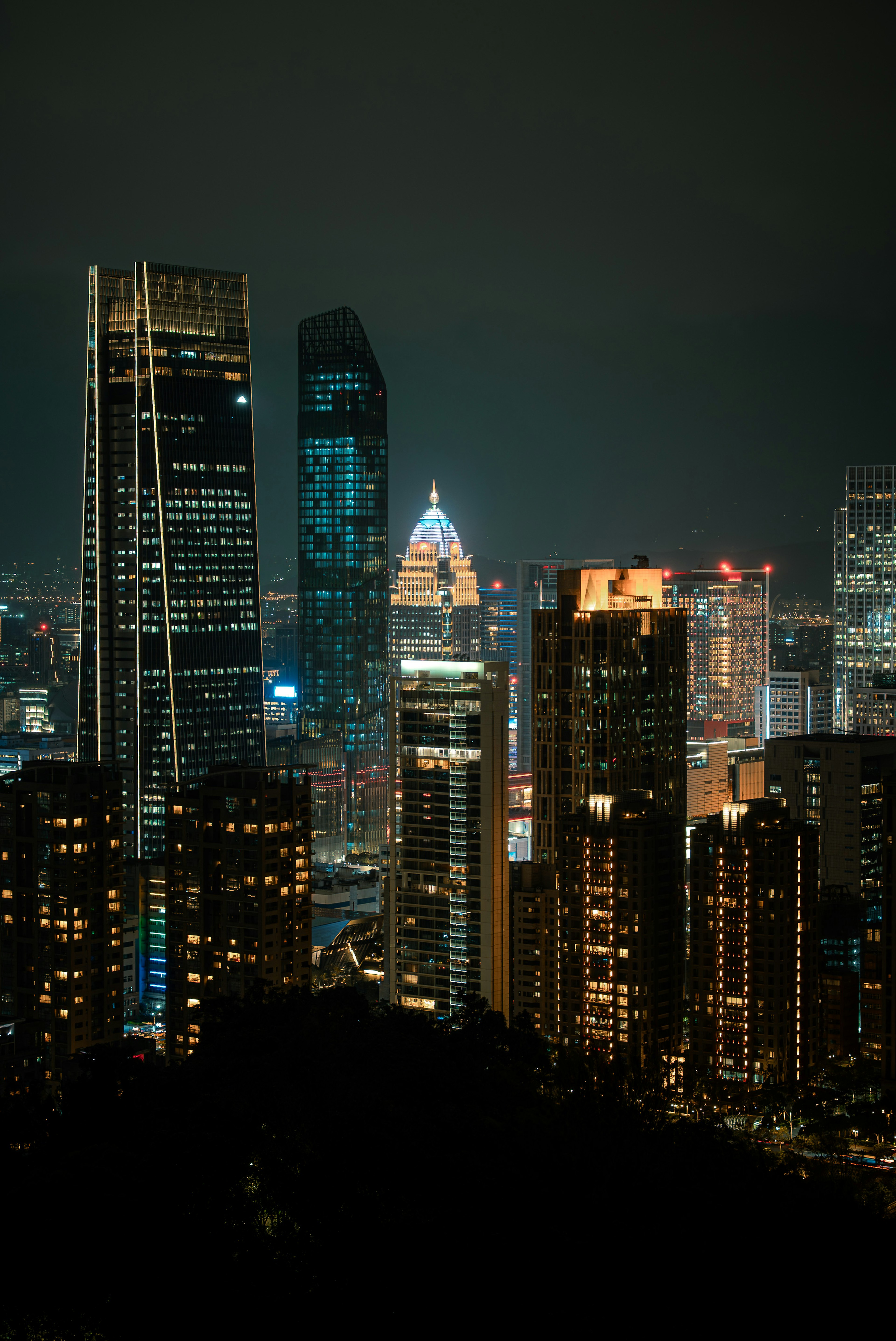 Paysage urbain nocturne avec des gratte-ciels et des fenêtres illuminées