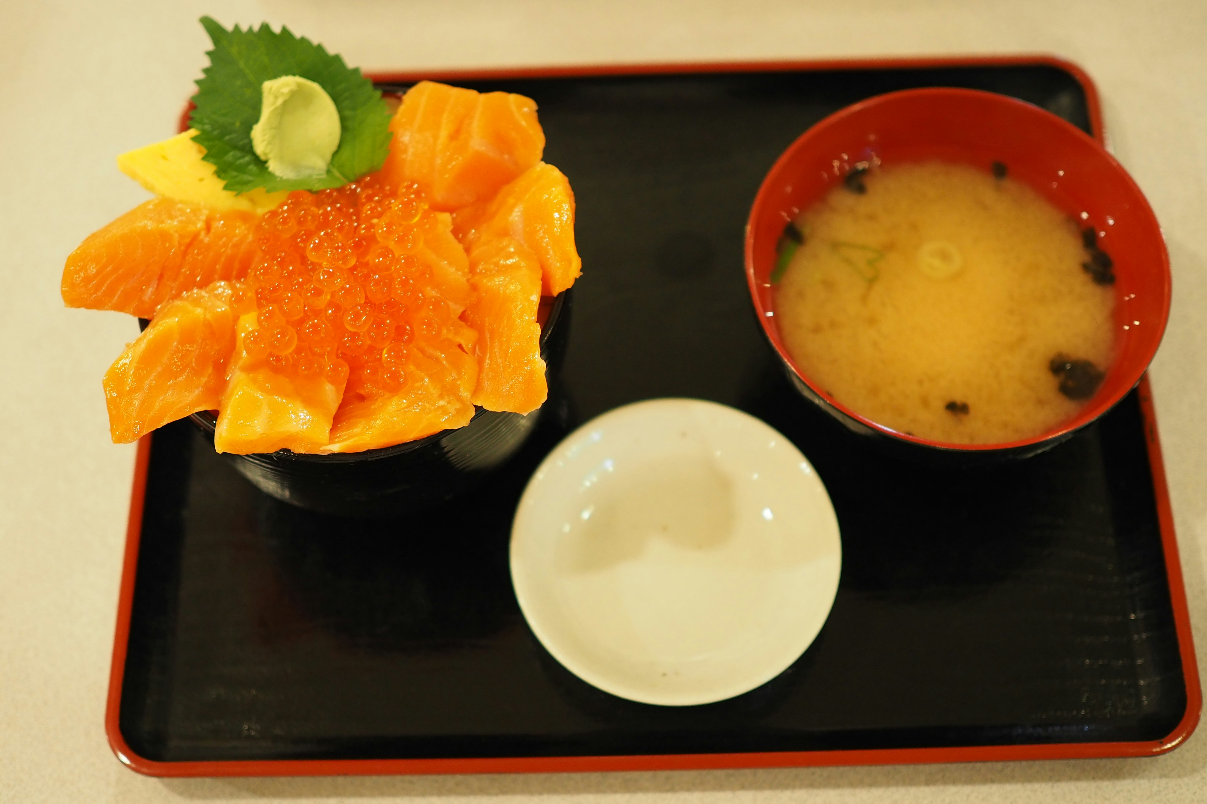 Donburi de salmón y huevas con disposición de sopa de miso