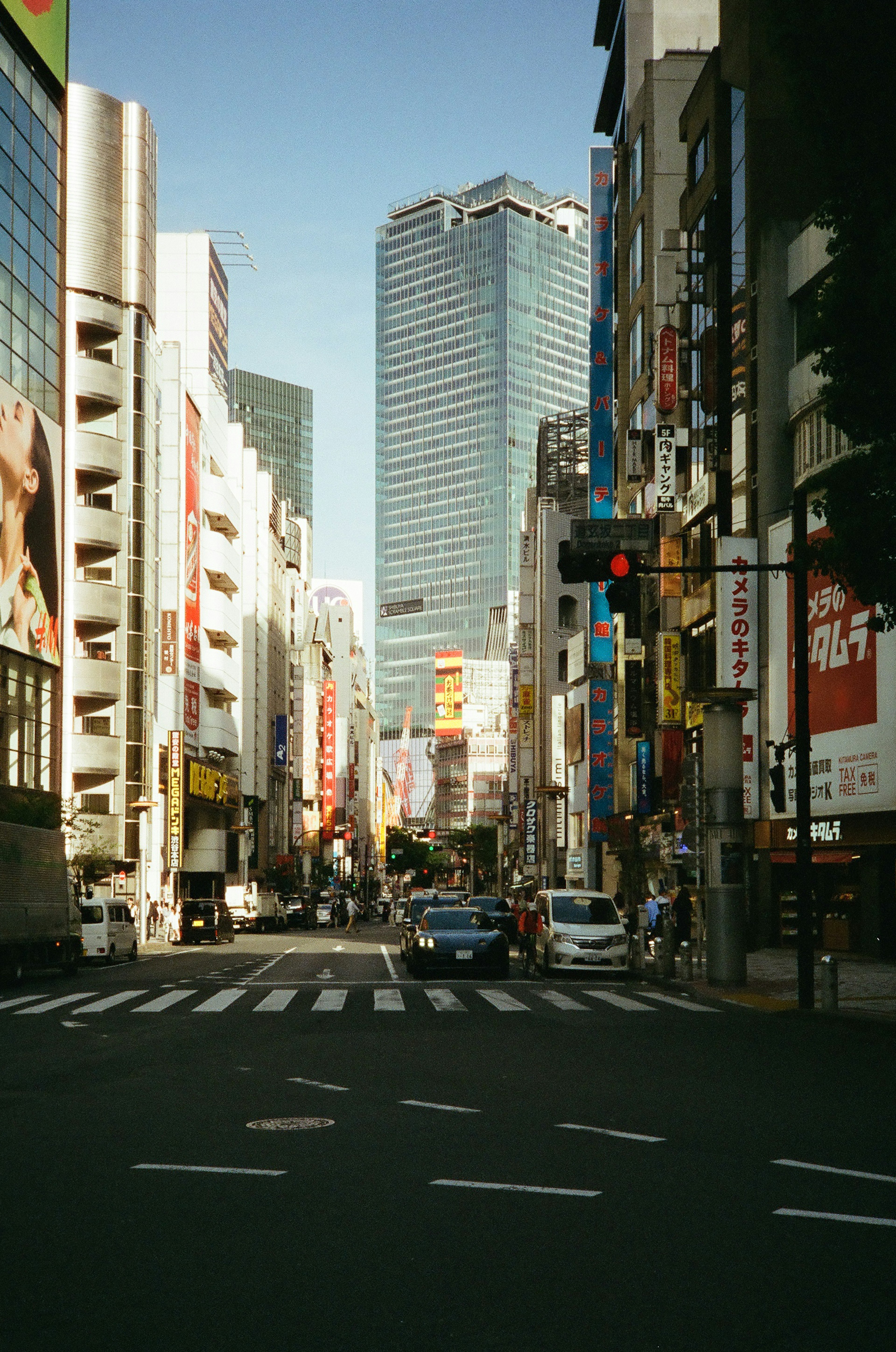 Vue d'une intersection dans une rue animée avec des gratte-ciel