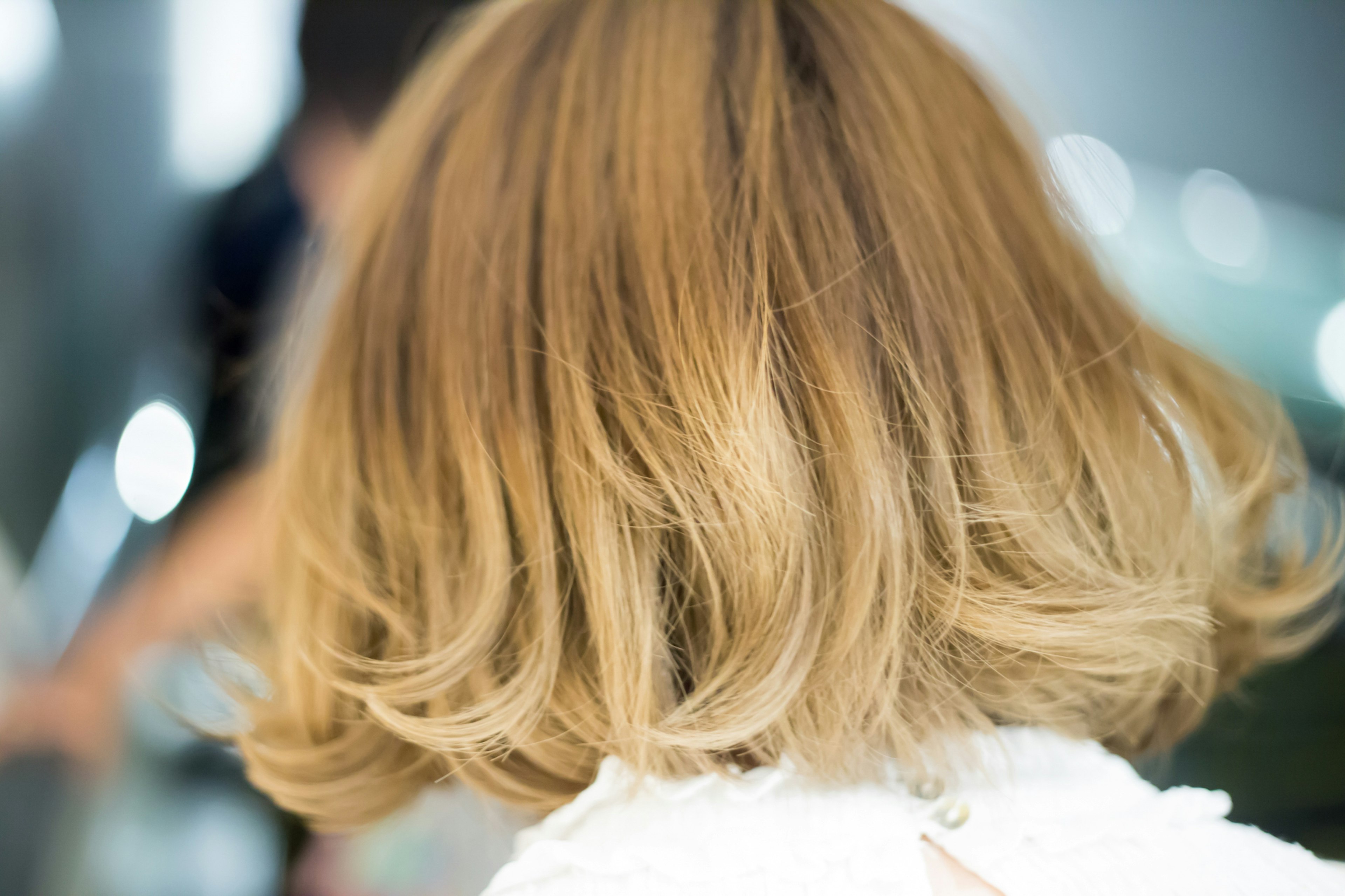 Vue arrière d'une femme avec une coiffure bob blonde