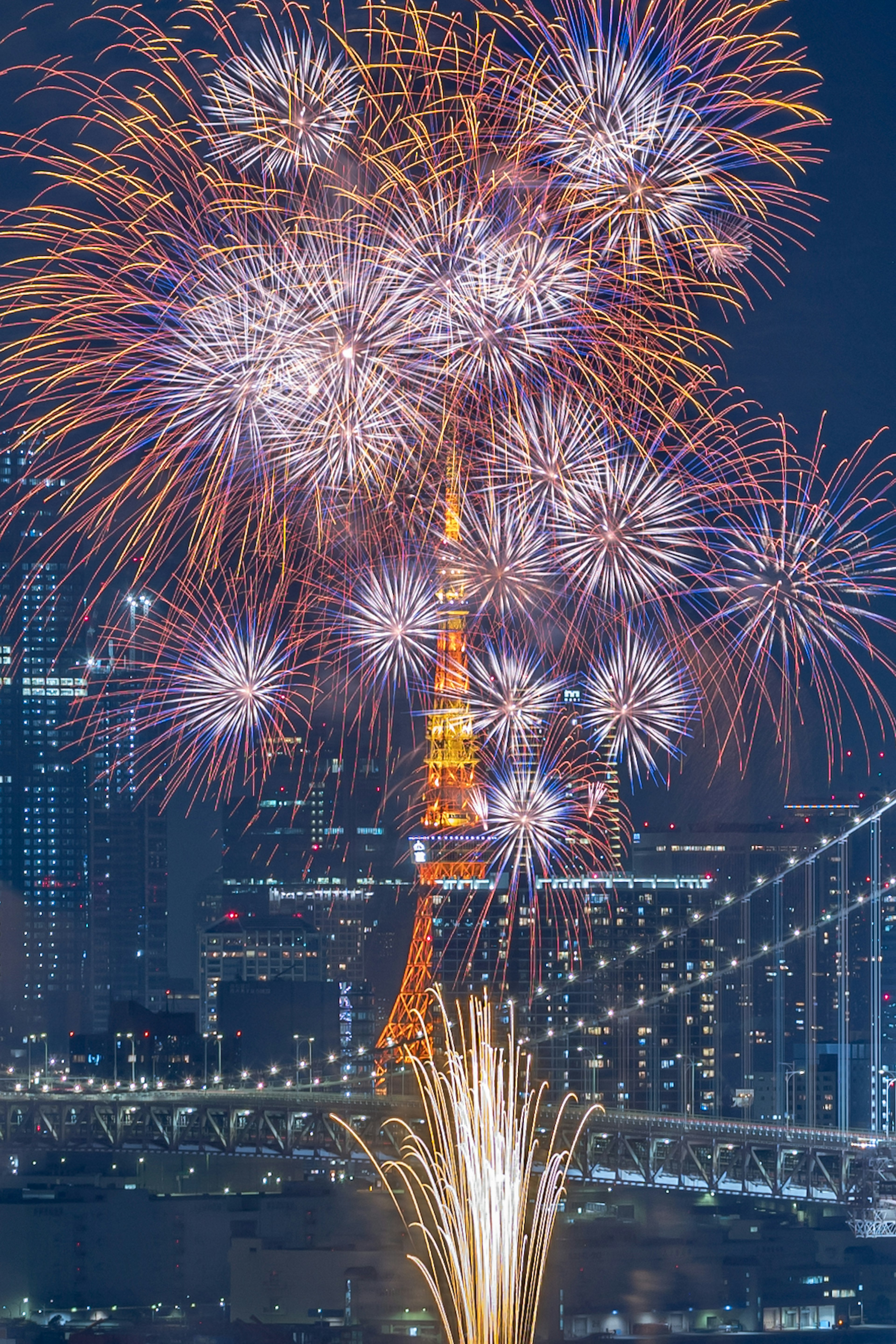 Pertunjukan kembang api di depan Menara Tokyo di malam hari