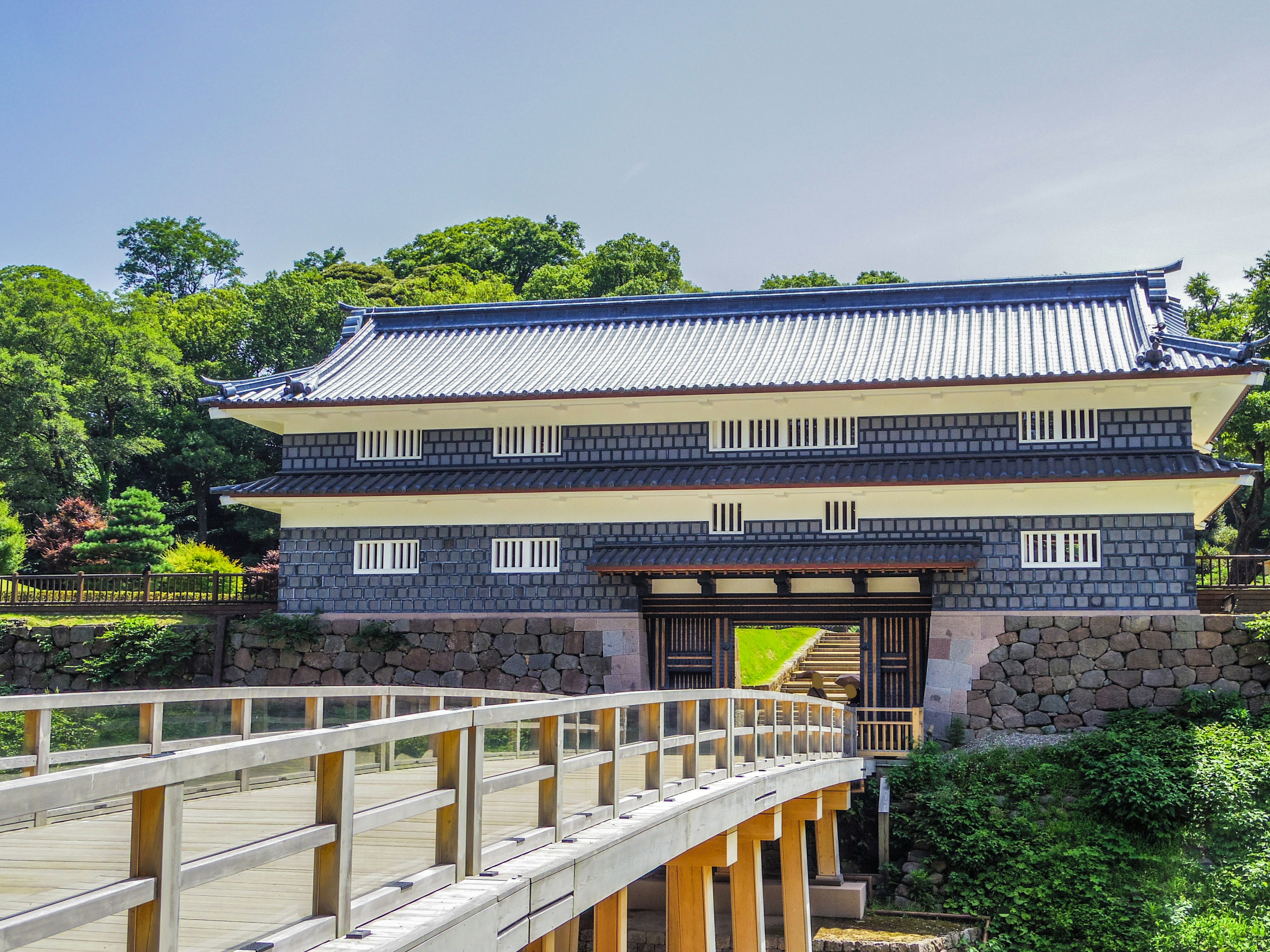 Hermosa puerta de castillo japonés con un puente de madera