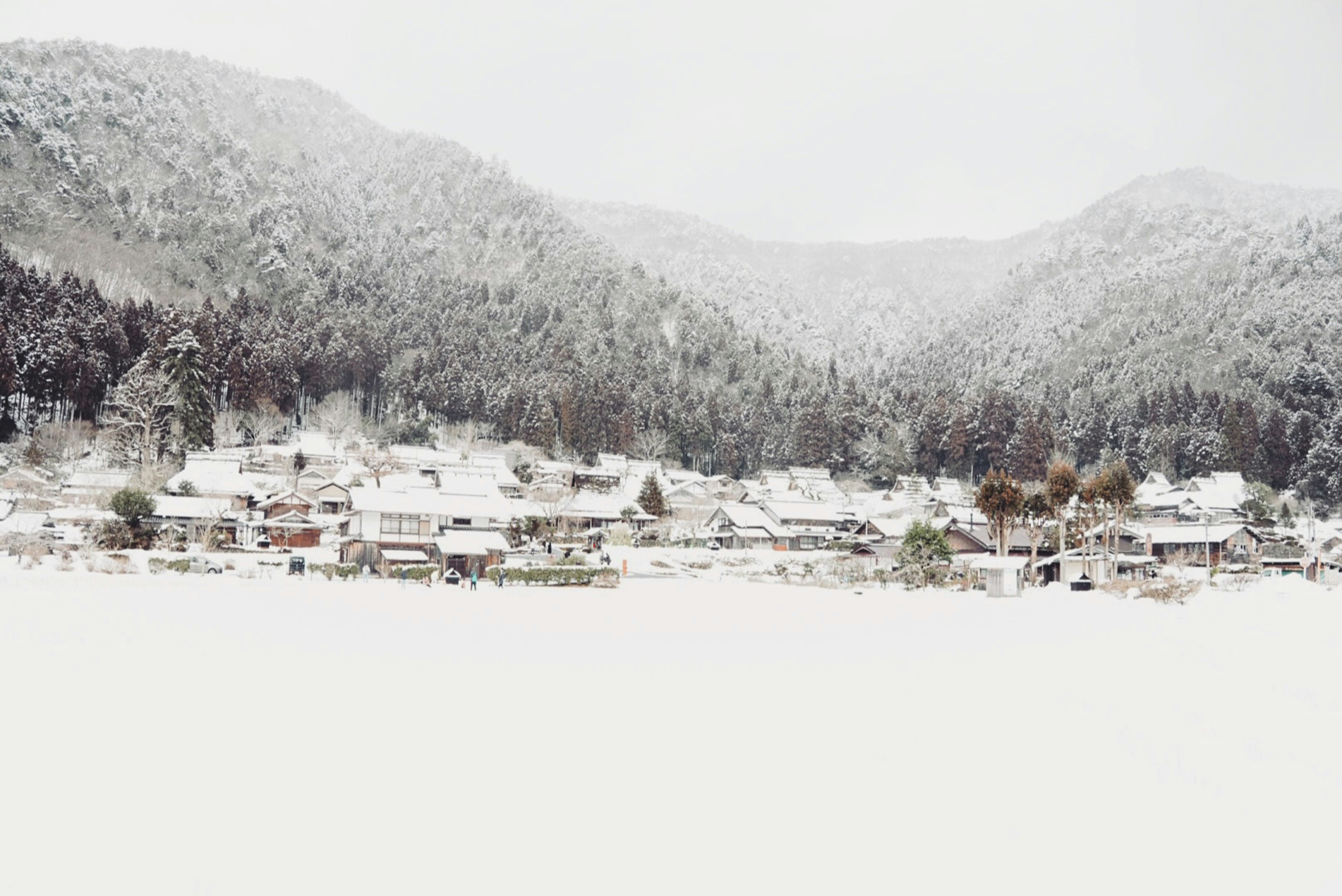 Paisaje de un pueblo de montaña cubierto de nieve atmósfera invernal tranquila