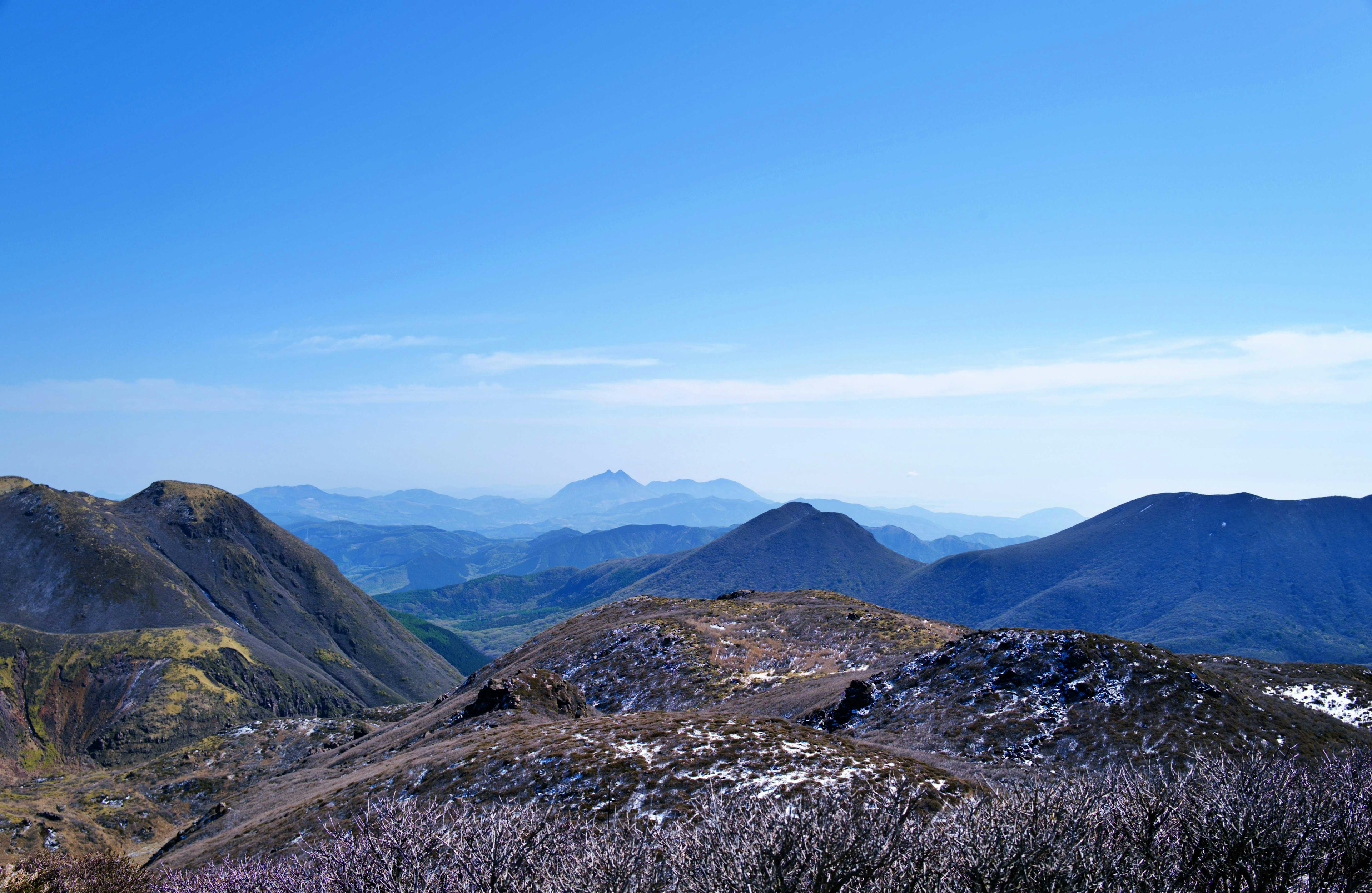 Panoramablick auf Berge unter einem klaren blauen Himmel mit fernen Gipfeln