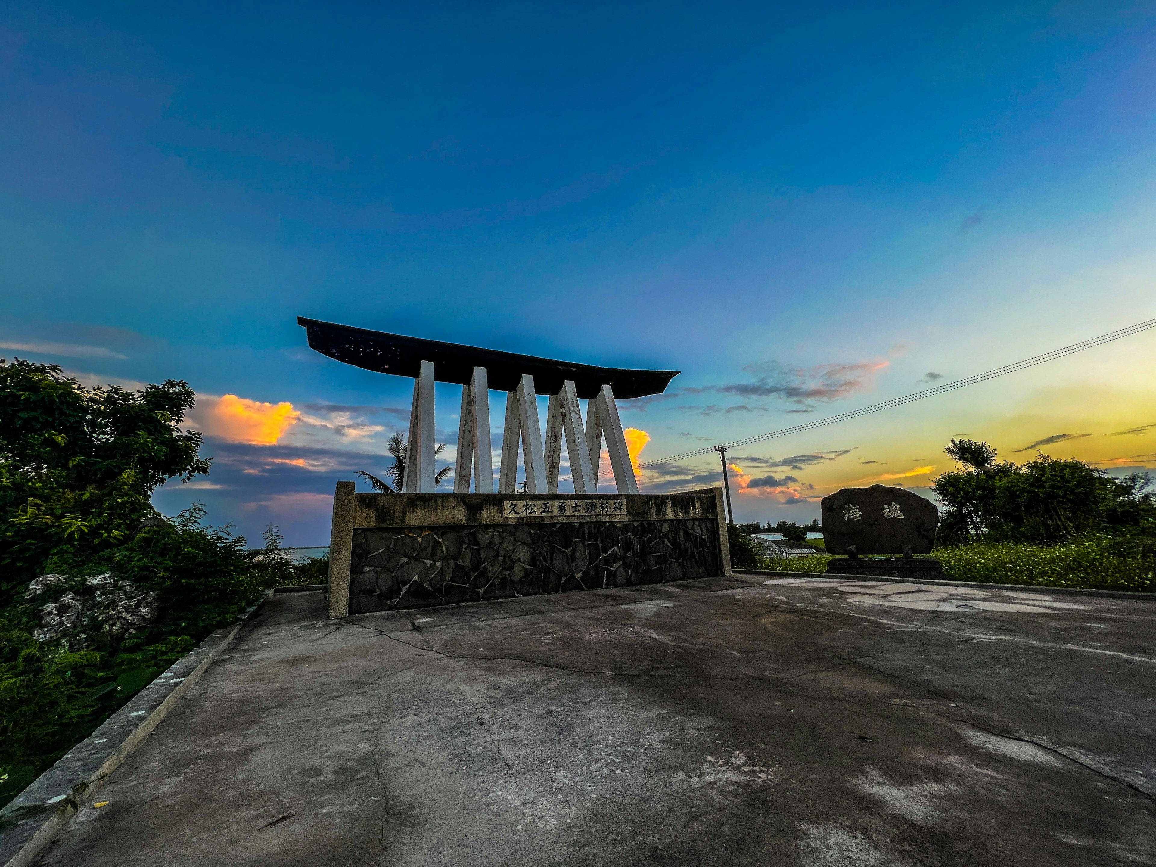 Struktur gerbang dengan tiang di bawah langit biru