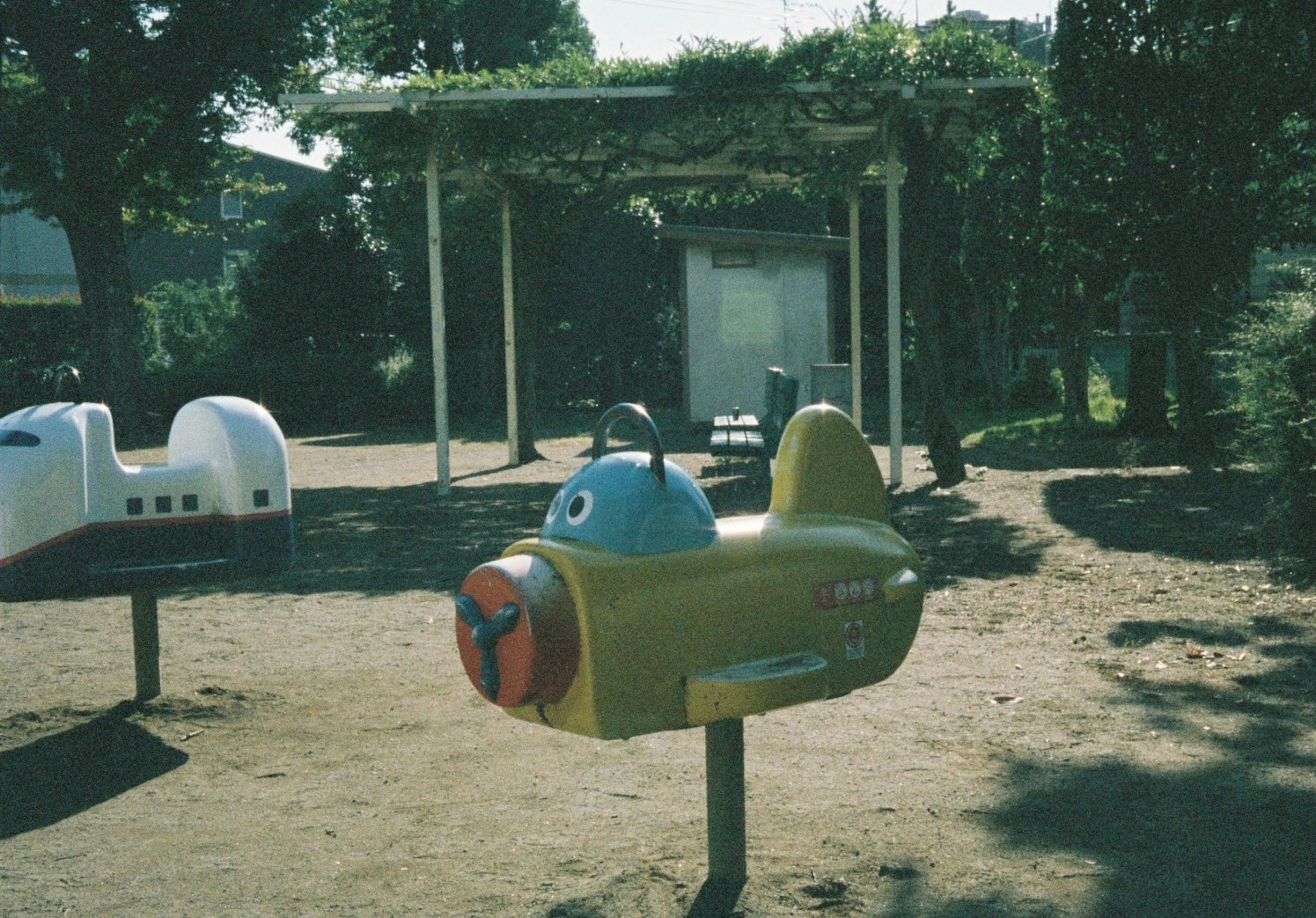 公園の遊具としてのカラフルな潜水艦の形をした遊び道具