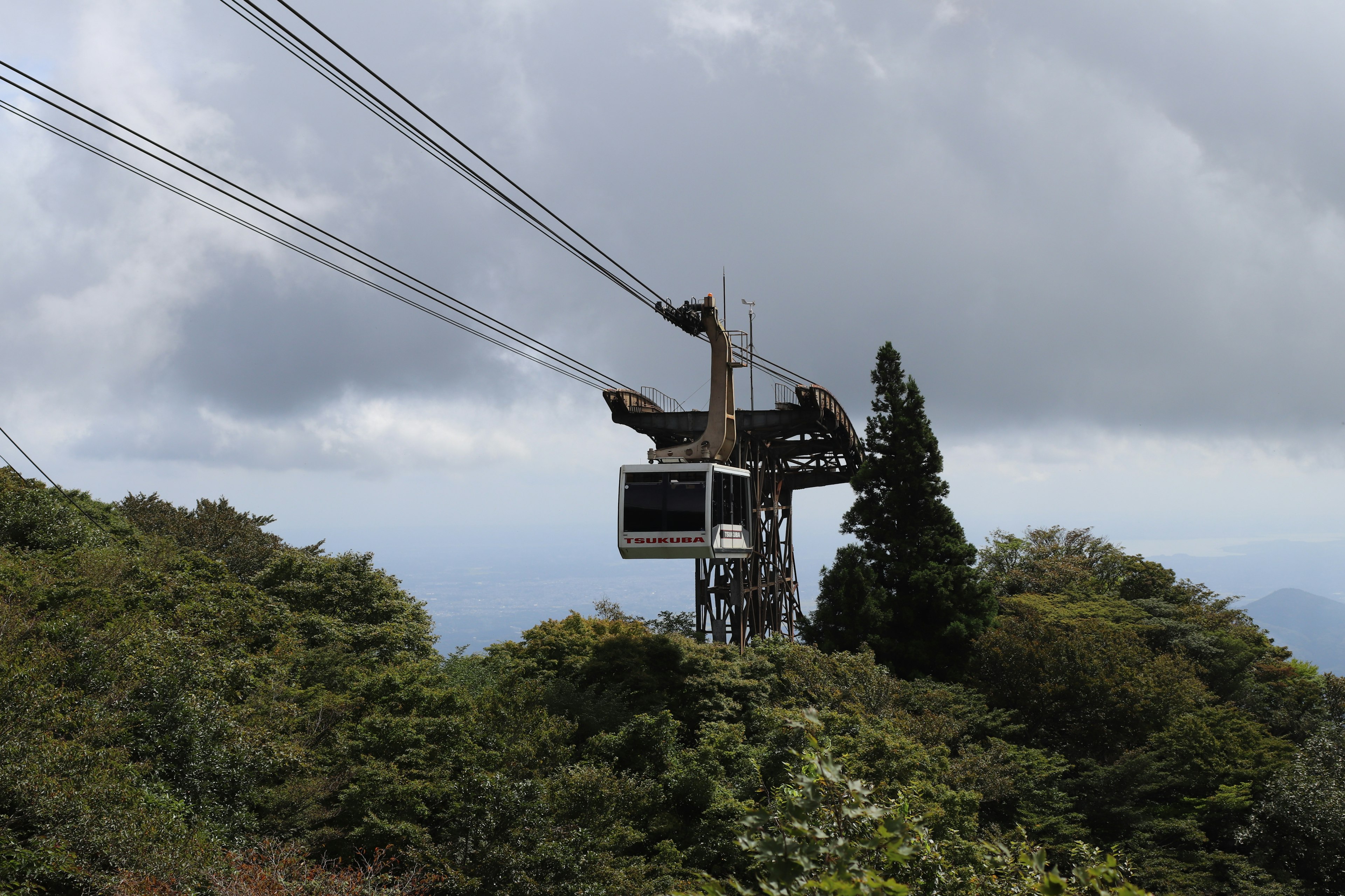 Une station de téléphérique sur une montagne entourée de verdure luxuriante