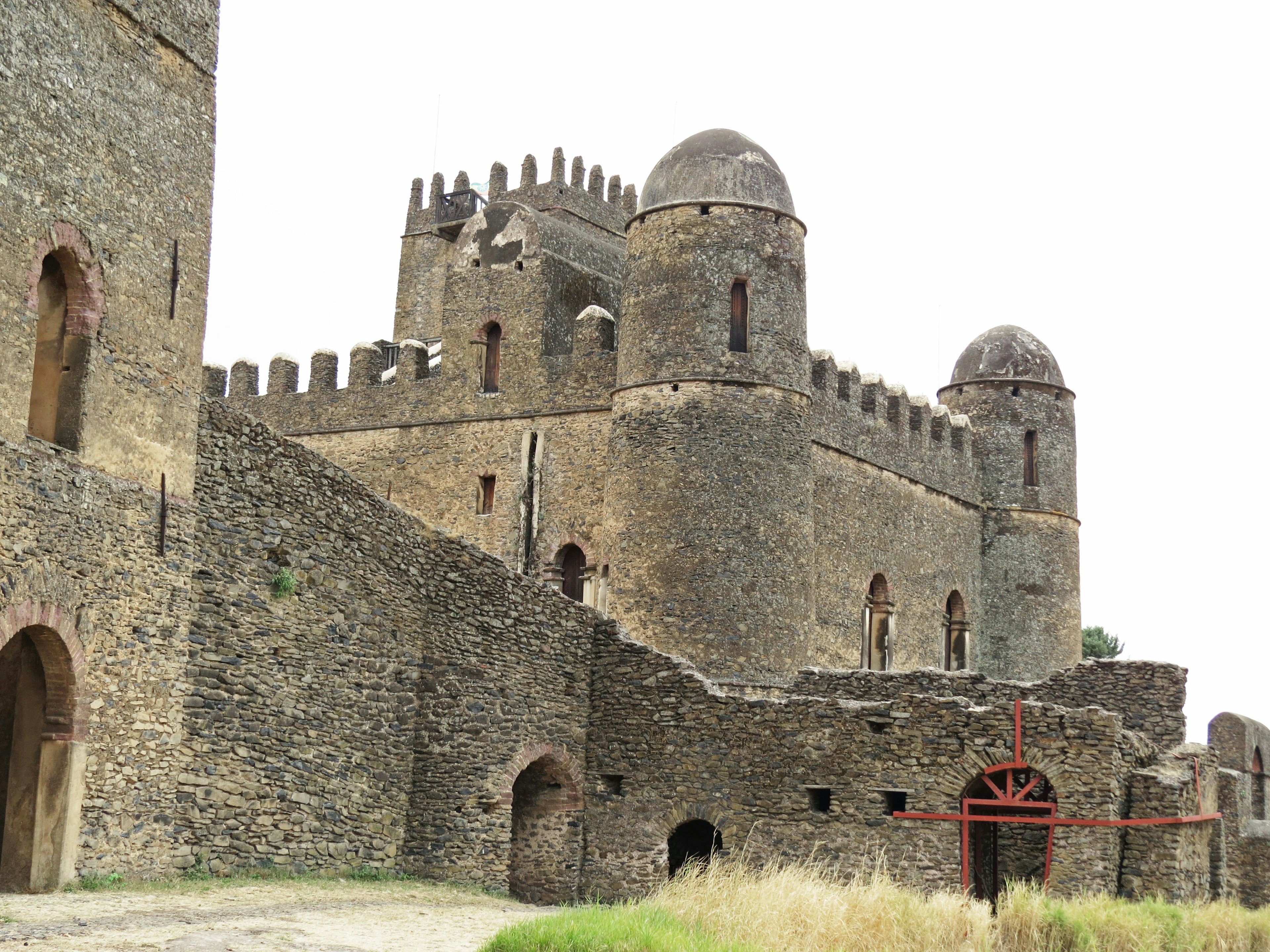 Paysage avec un ancien château en pierre et des tours en forme de dôme