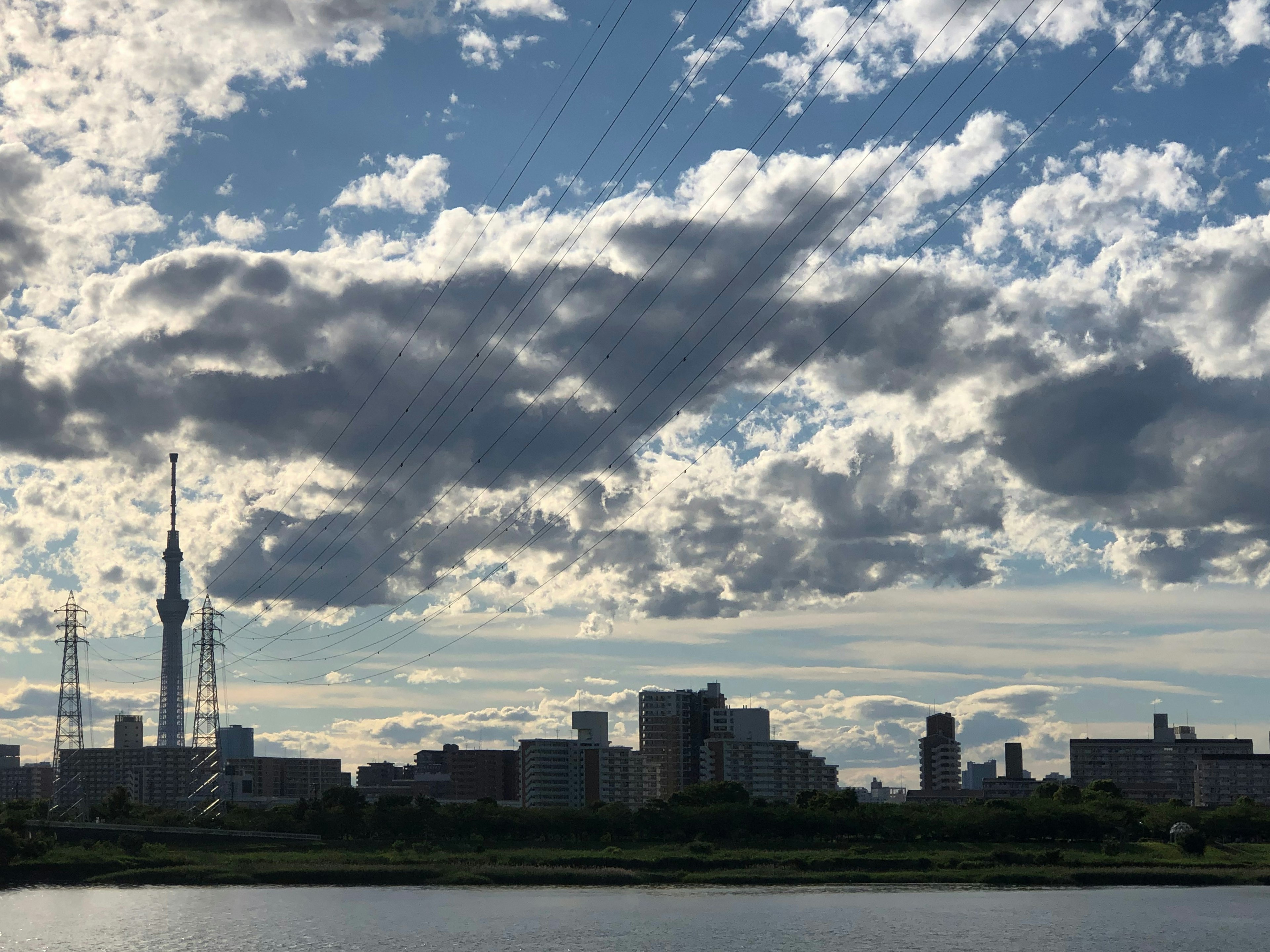 東京スカイツリーと雲が広がる空の風景