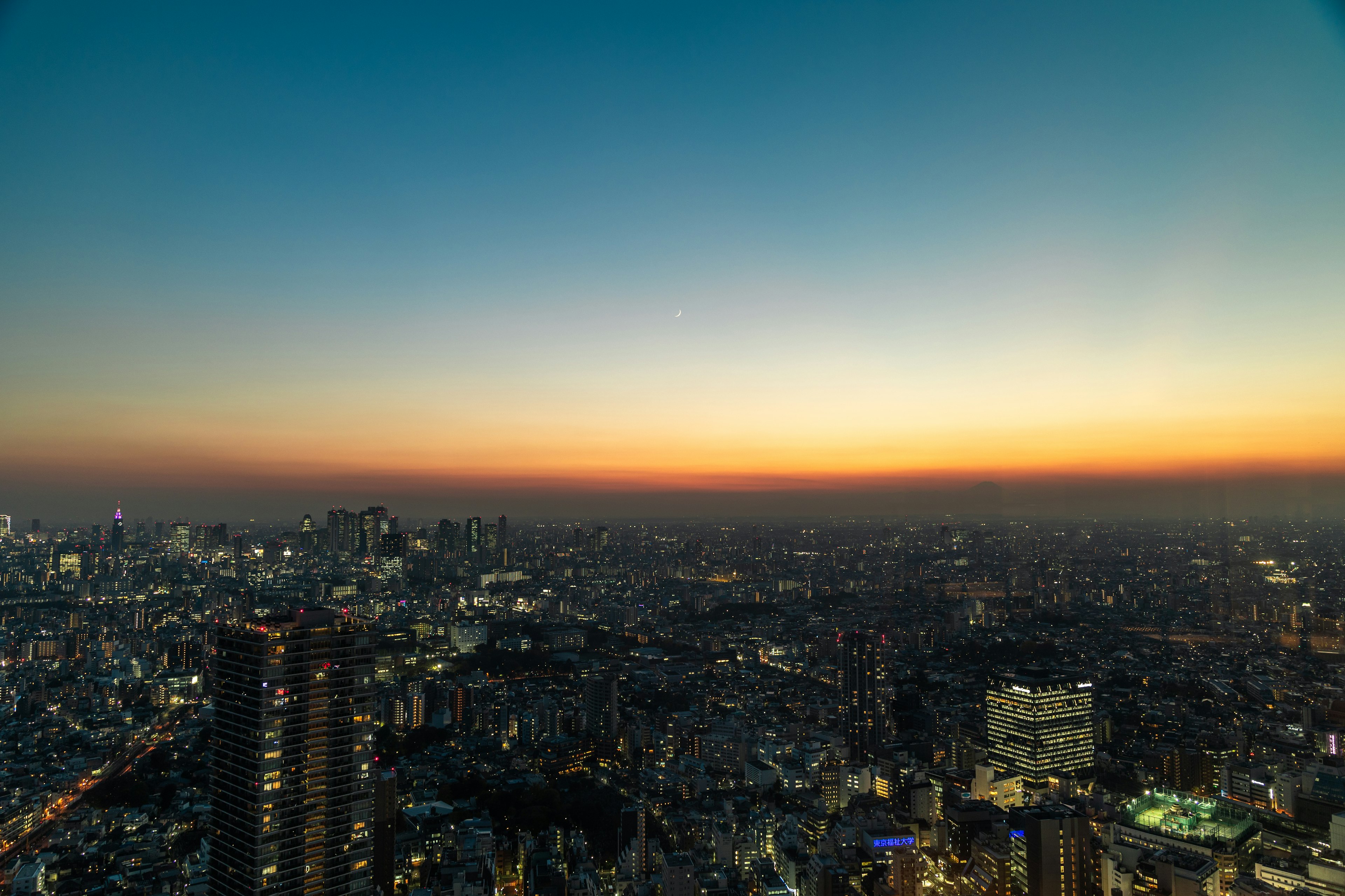 Pemandangan panorama kota Tokyo saat matahari terbenam