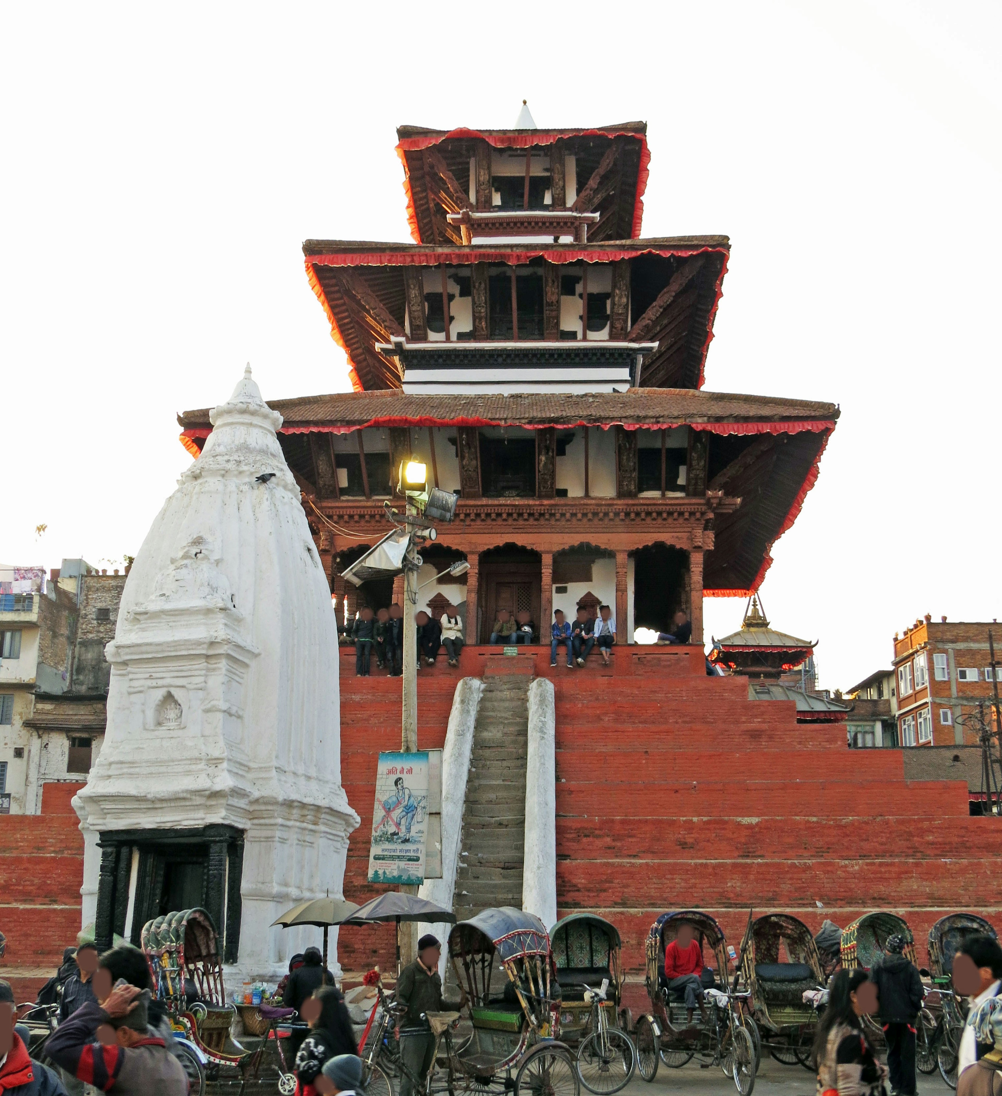 Malerscher Blick auf einen schönen Tempel und eine weiße Stupa in Bhaktapur Nepal