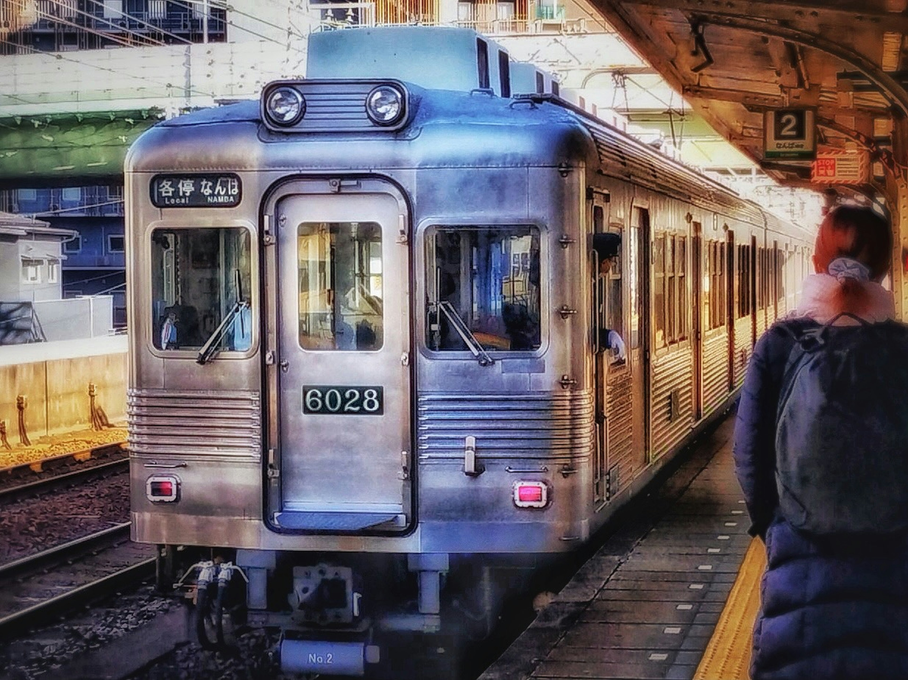 Tren plateado en la estación con el número 8028 visible