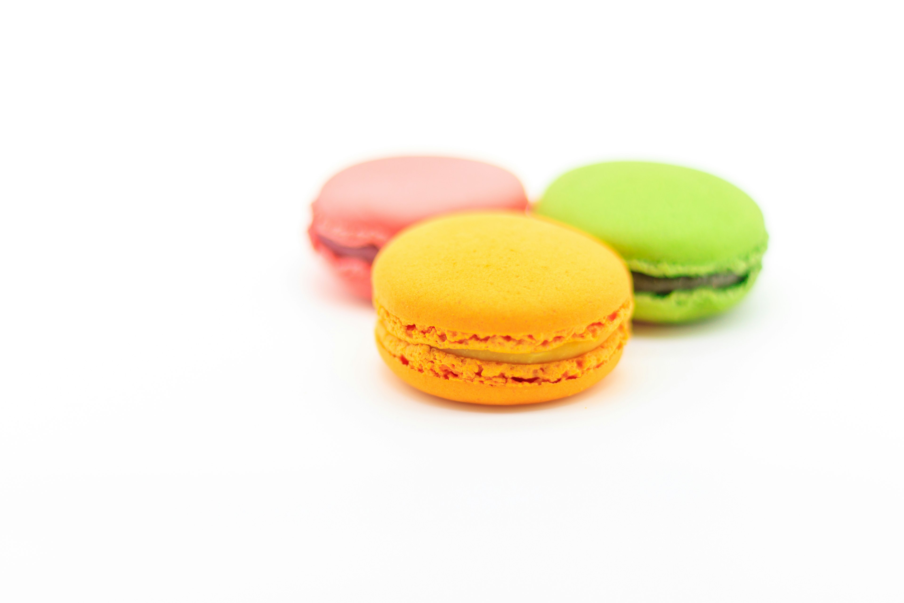 Macaron berwarna-warni di atas latar belakang putih