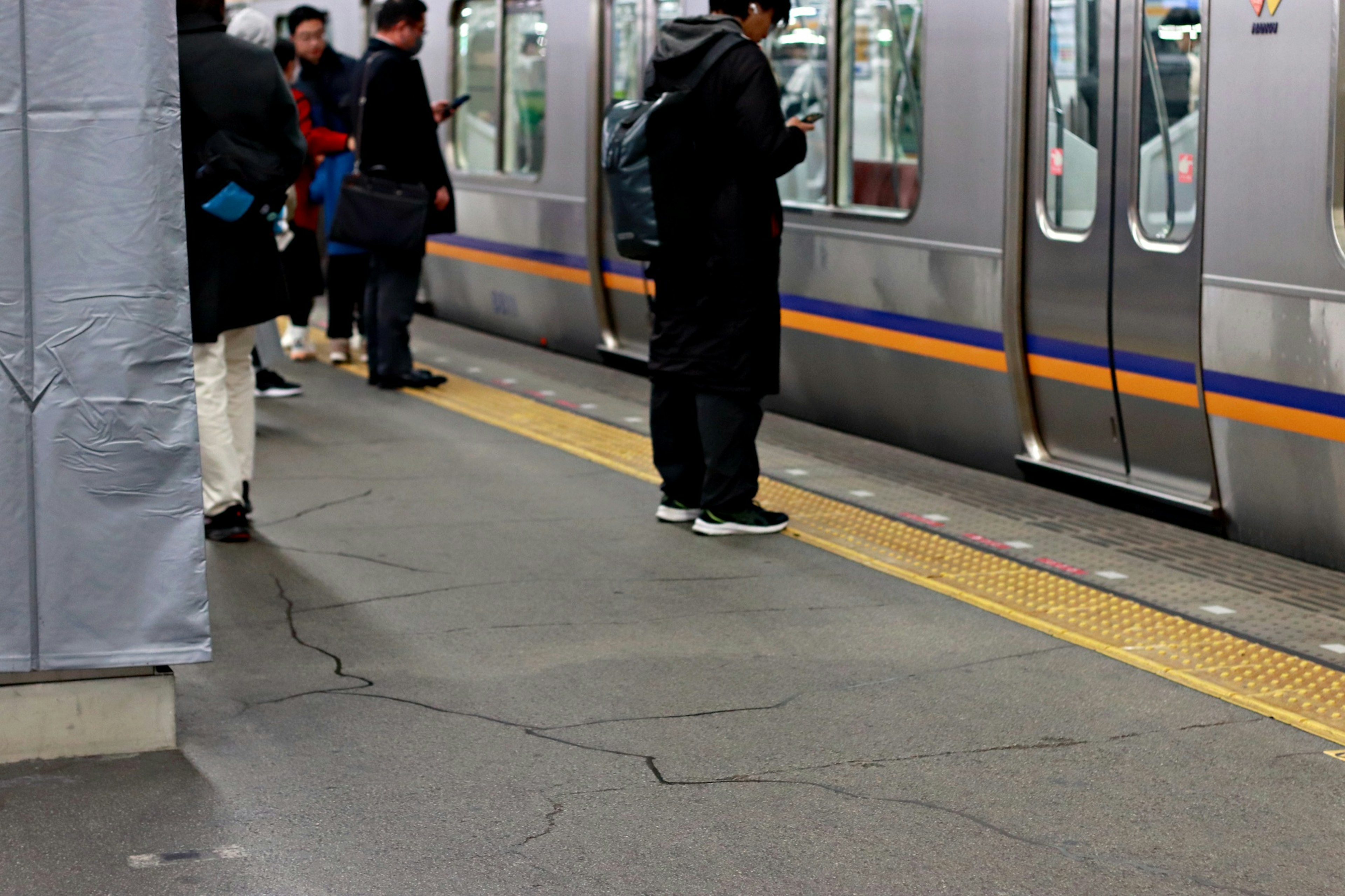 Passagiere warten auf einen Zug an einer U-Bahn-Station