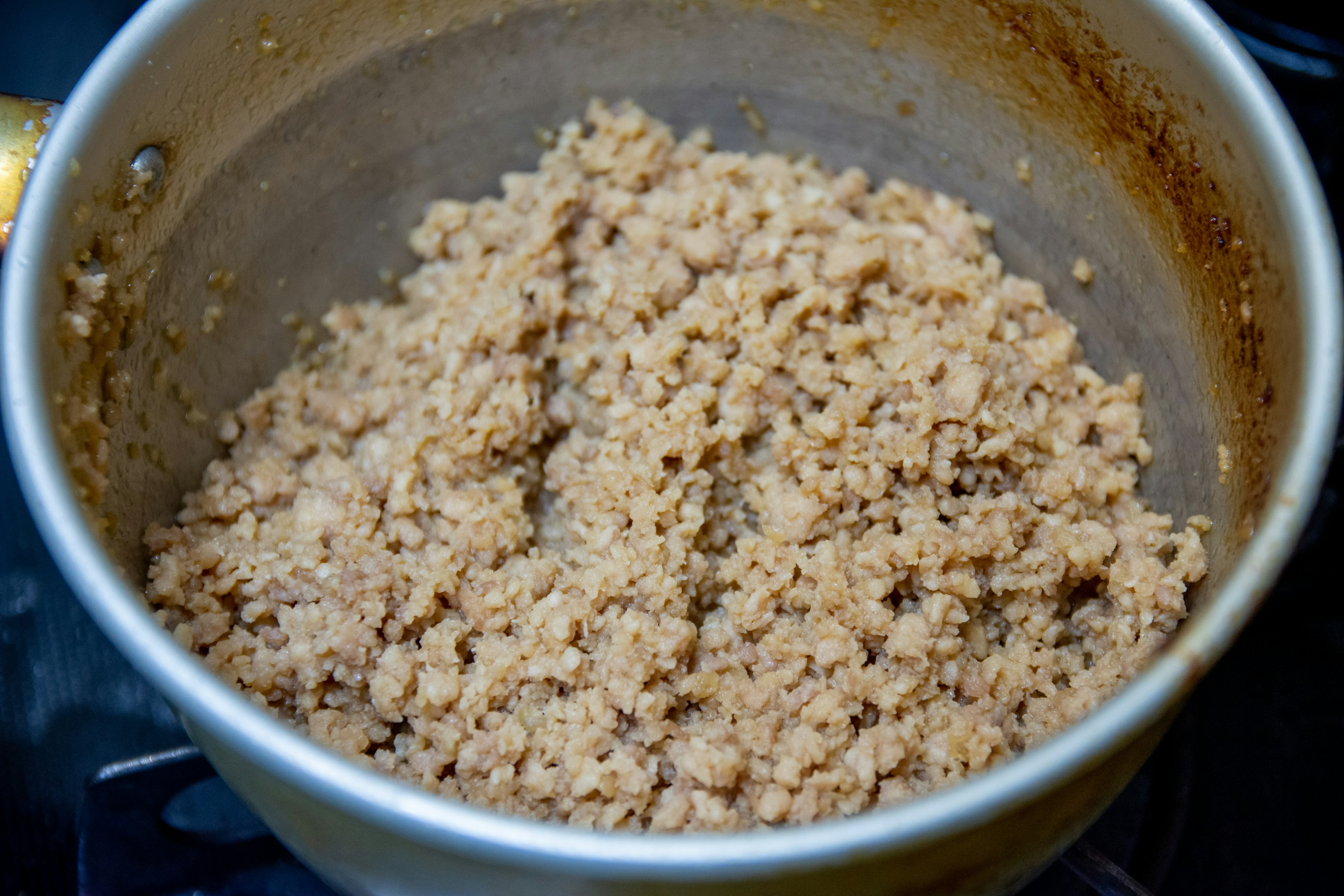 Comida granulada cocida en una olla