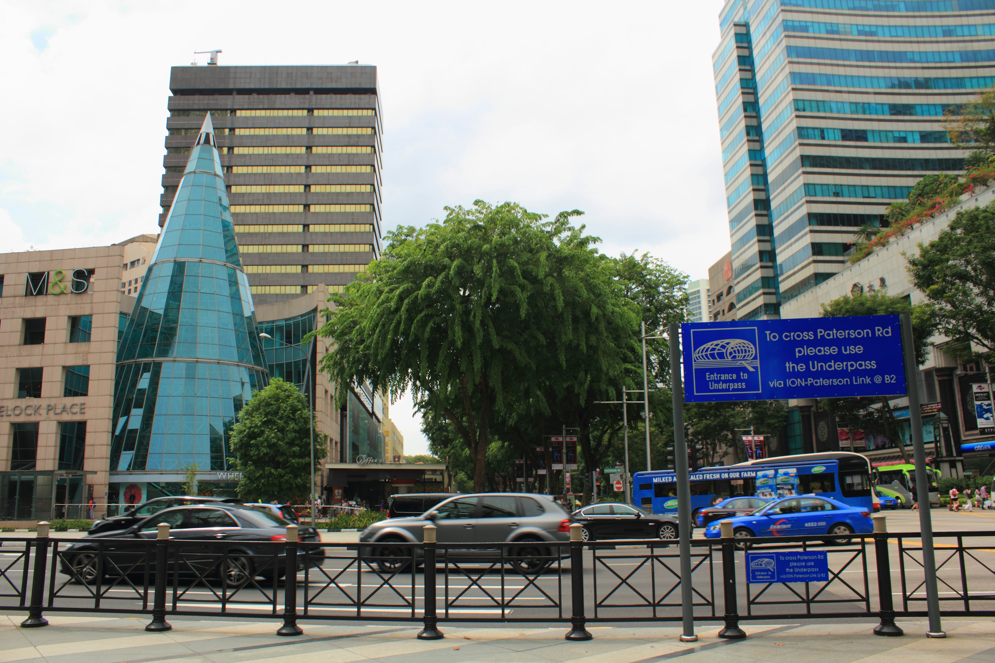 Paysage urbain avec un bâtiment en verre et des arbres verdoyants