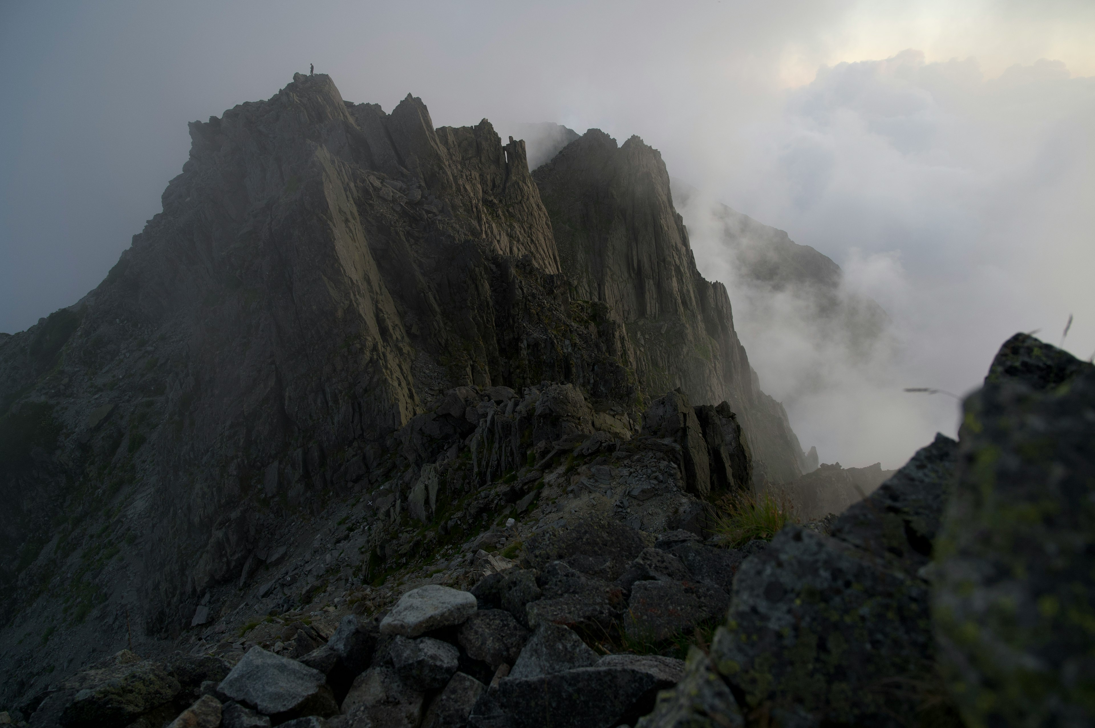 Paesaggio montano drammatico avvolto nella nebbia