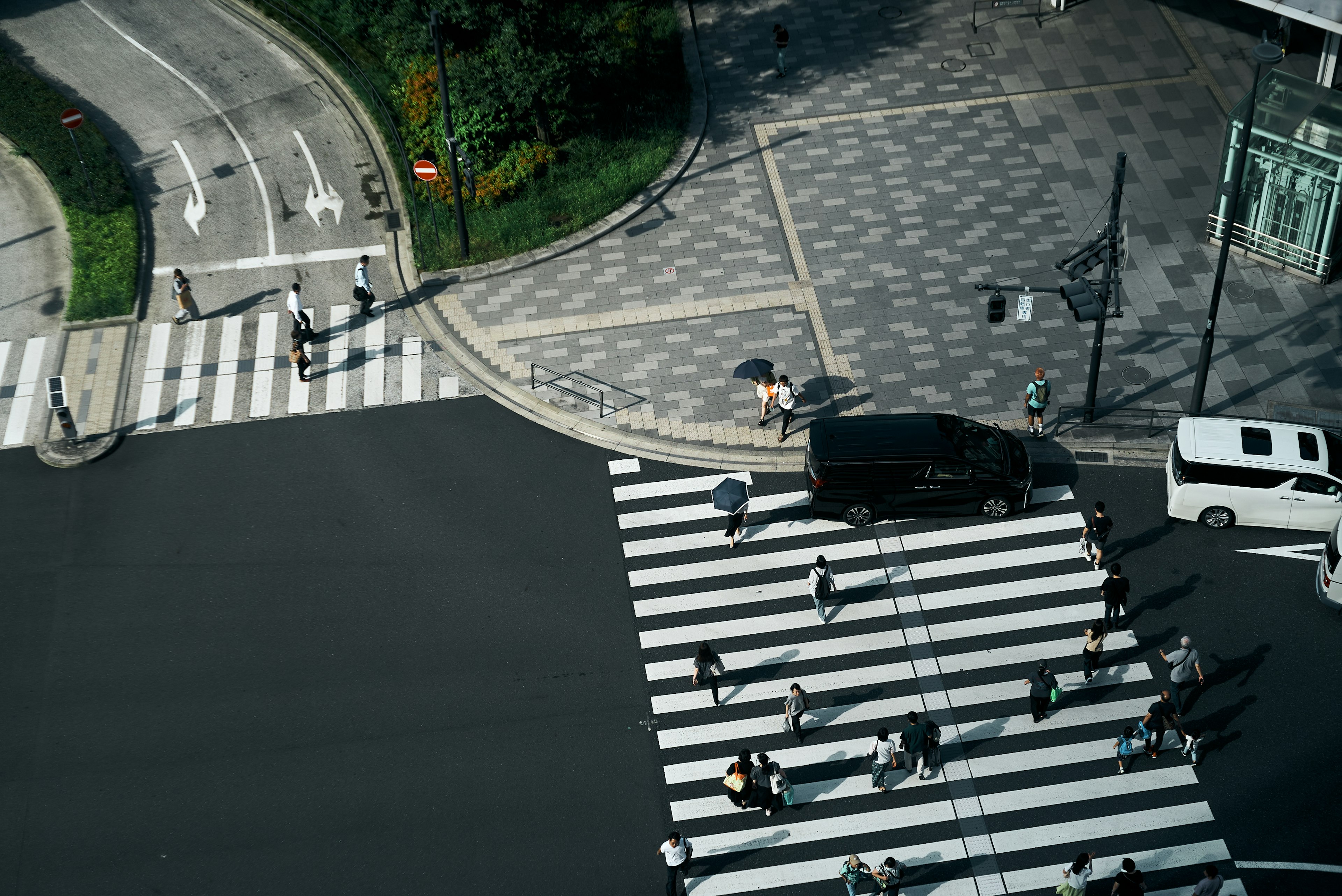 Vista aérea de peatones y vehículos en una intersección