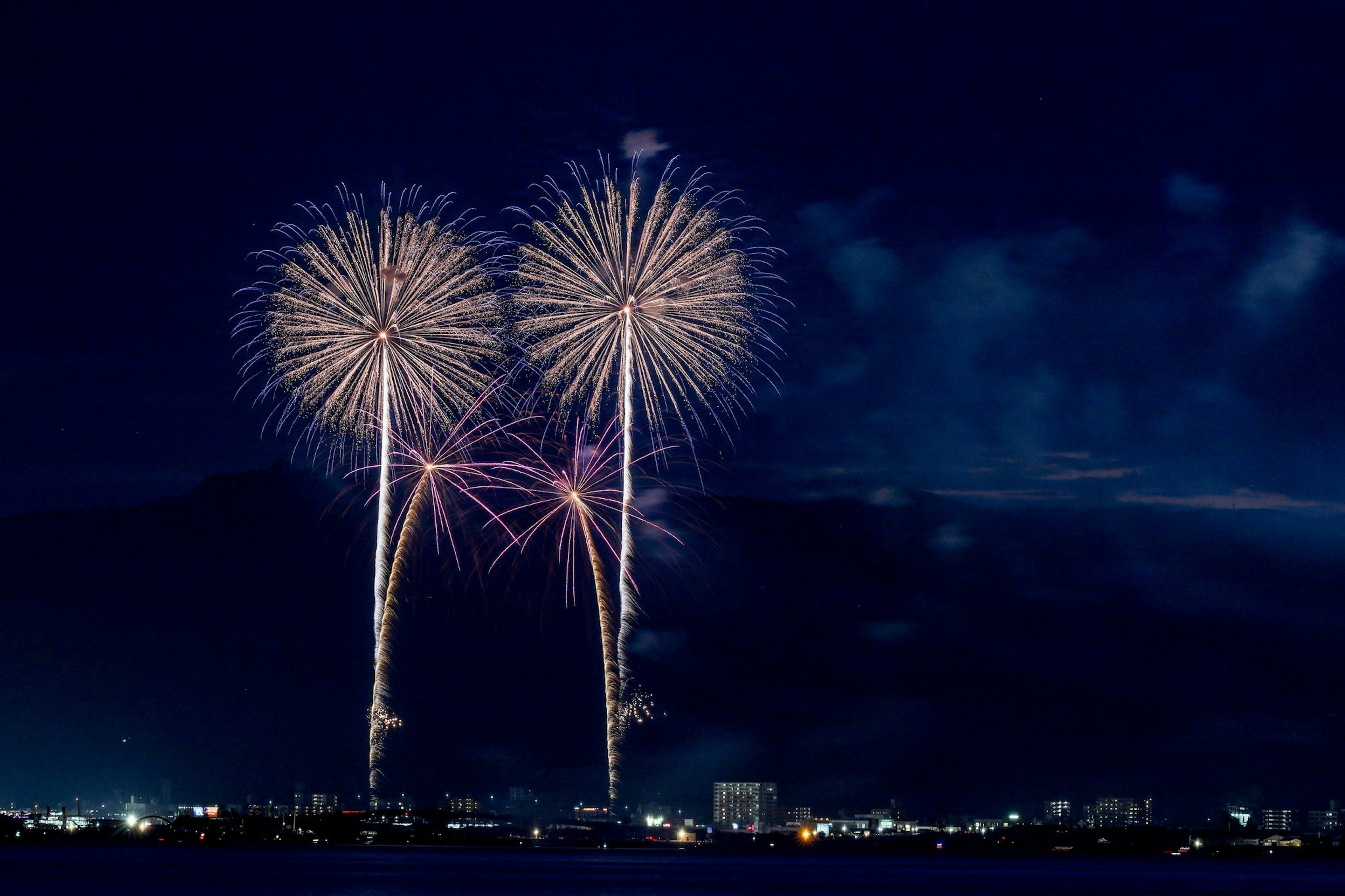 夜空に輝く花火が二つの大きな火花を放つ美しい風景