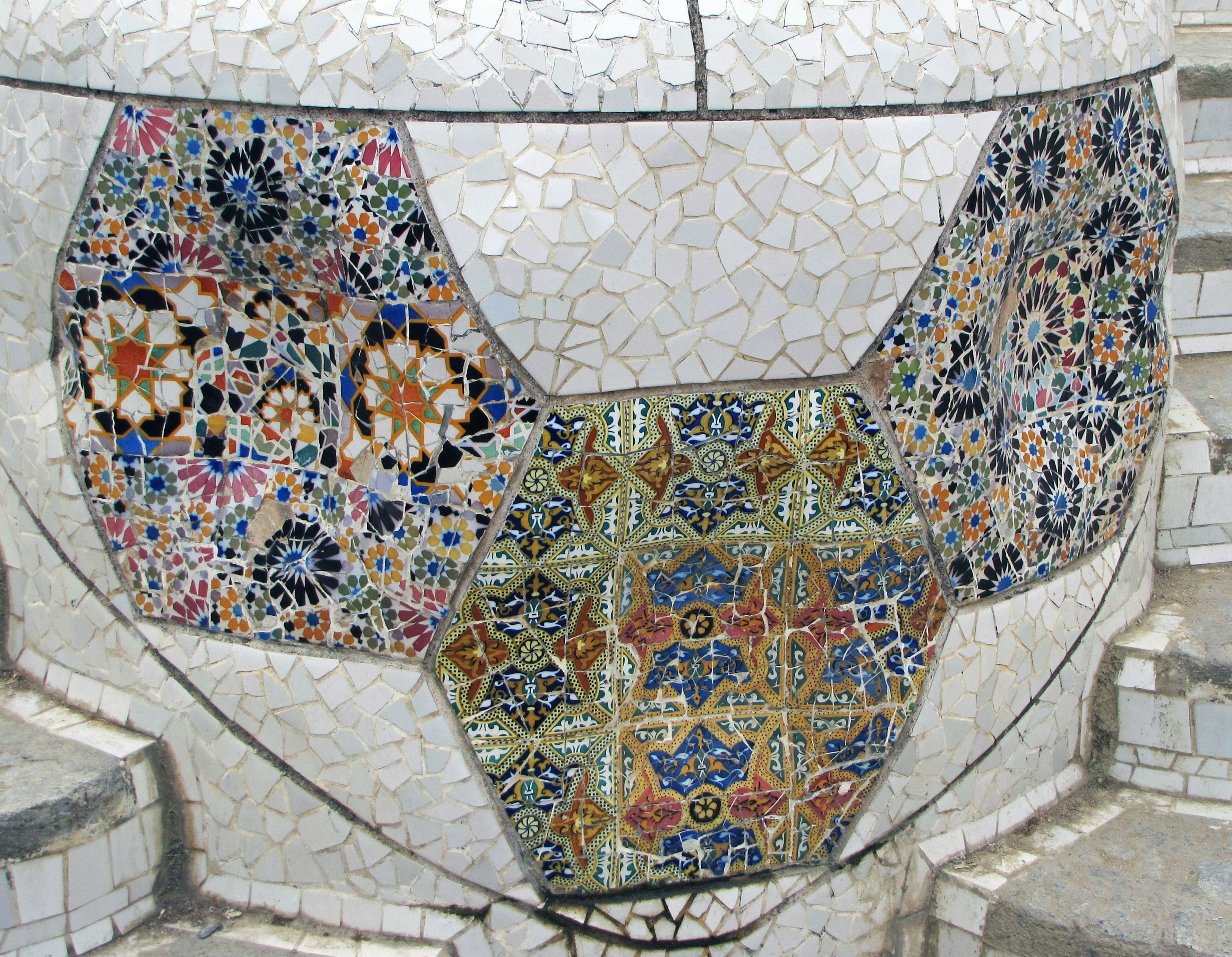 Farbige Mosaikkunst auf einem Wandabschnitt